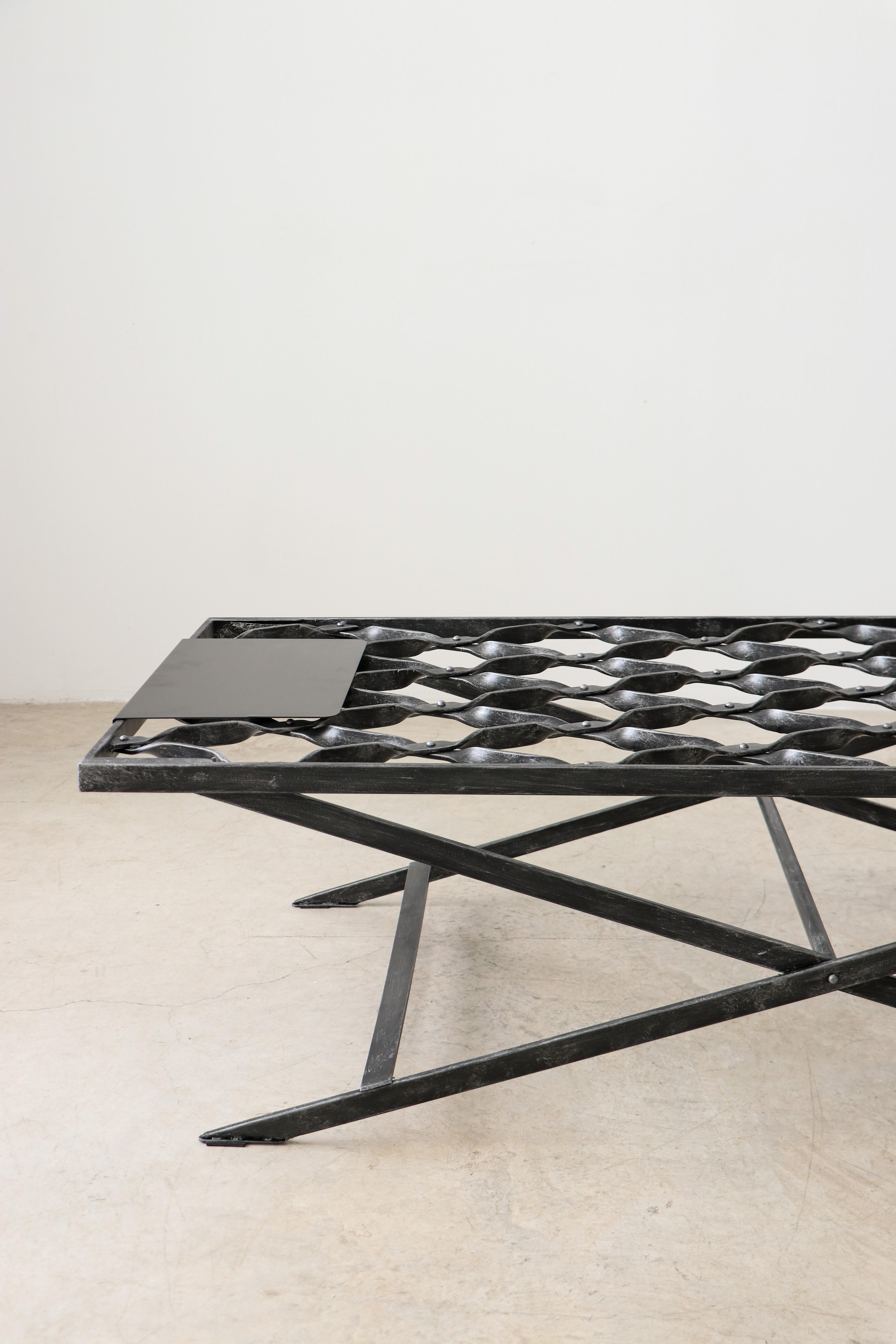 The Fierro collection shows the magnificence of wrought iron. Through this sculptural bed, the artist wants to express the sensual attractiveness of the strength of this eternal material.

The Fierro daybed is a brutal style product.

Iron, an