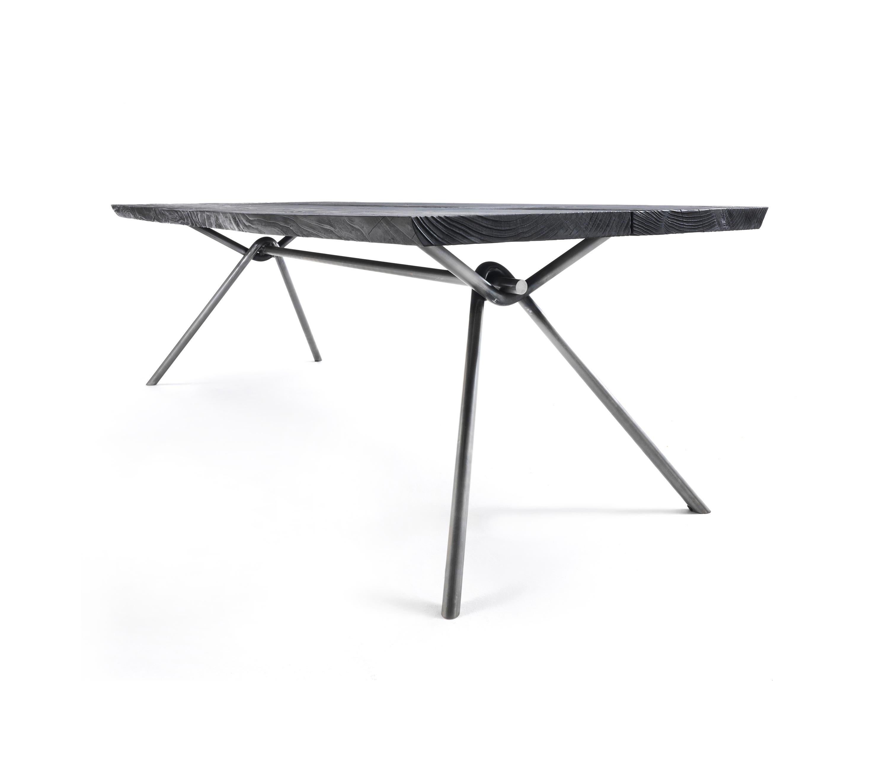 Moderne Table de salle à manger en chêne et fer, conçue par Giovanna Azzarello, fabriquée en Italie en vente