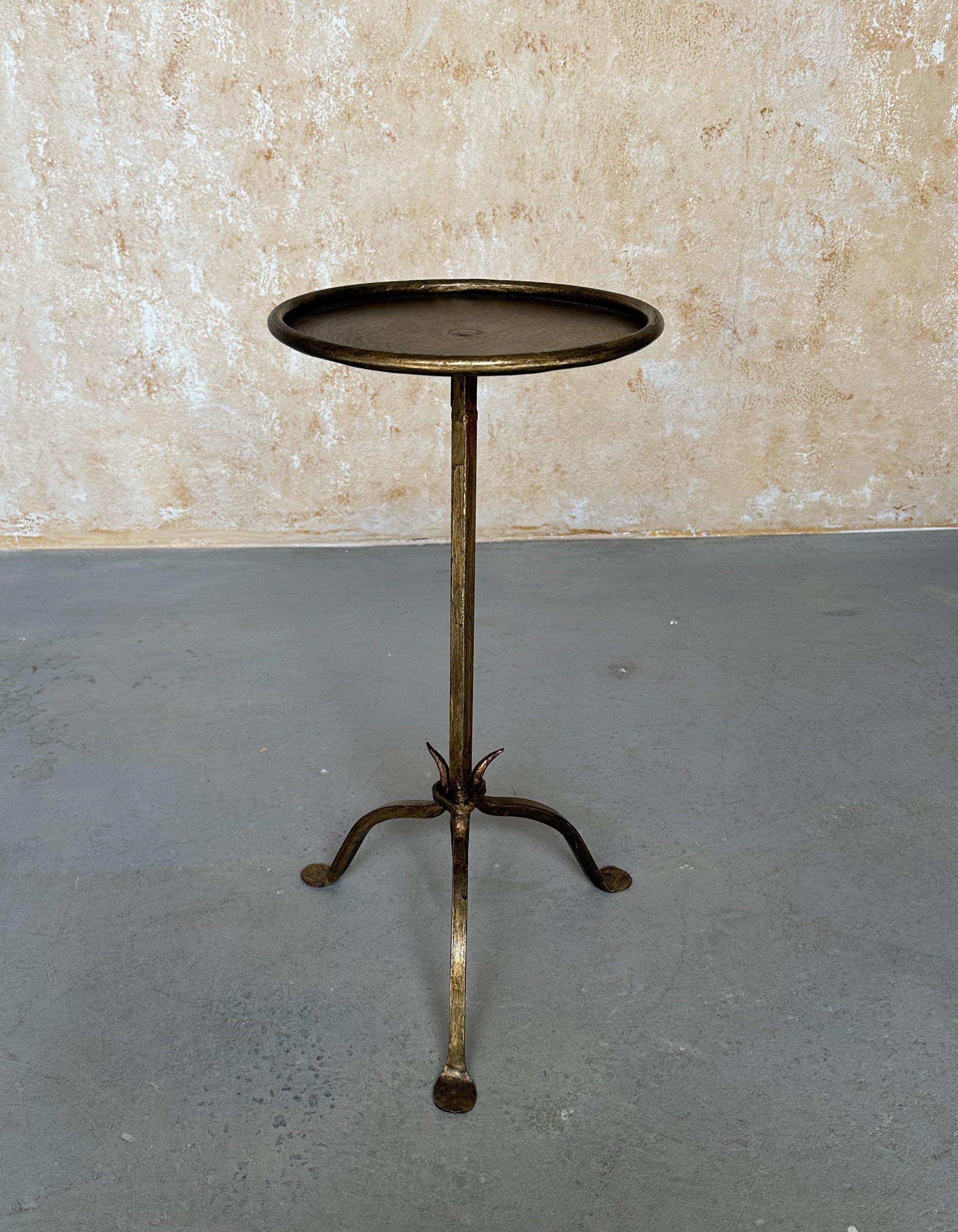 Cette table d'appoint en fer espagnol récemment fabriquée présente une patine dorée appliquée à la main qui reproduit la même patine que celle que l'on trouve sur une pièce d'époque. Créée par des artisans accomplis utilisant des méthodes
