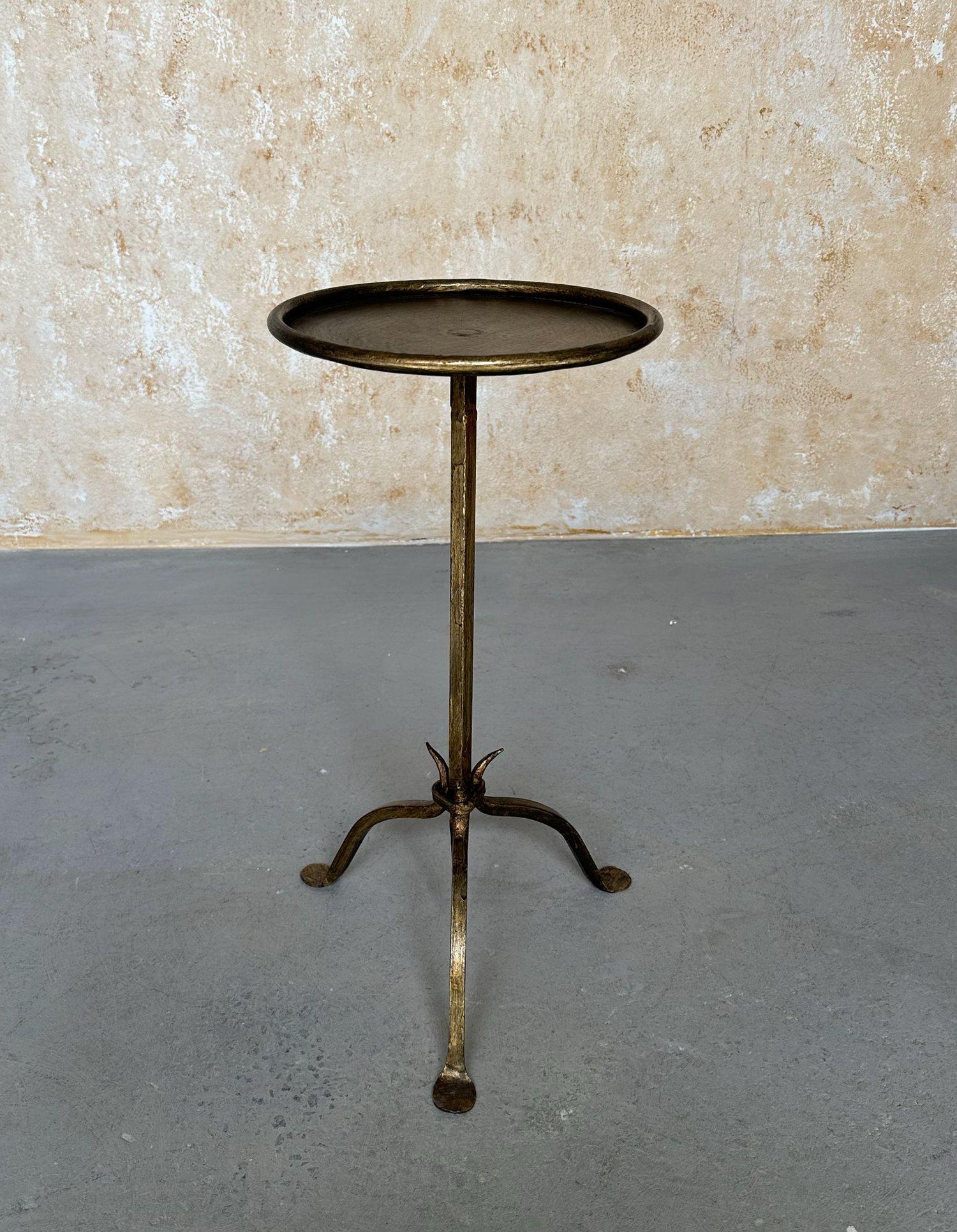 Cette table d'appoint en fer espagnol récemment fabriquée présente une patine dorée appliquée à la main qui reproduit la même patine que celle que l'on trouve sur une pièce d'époque. Créée par des artisans accomplis utilisant des méthodes