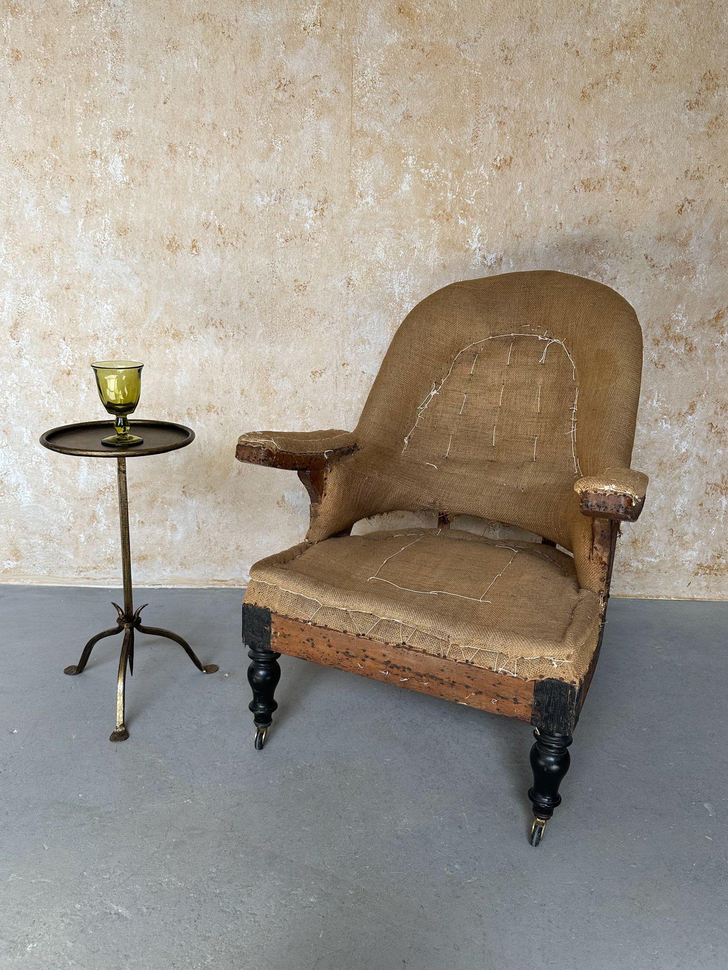 Mid-Century Modern Table à boissons en fer avec patine dorée en vente