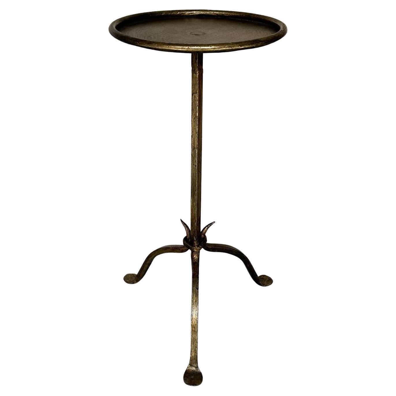 Mesa de bebidas de hierro con pátina dorada
