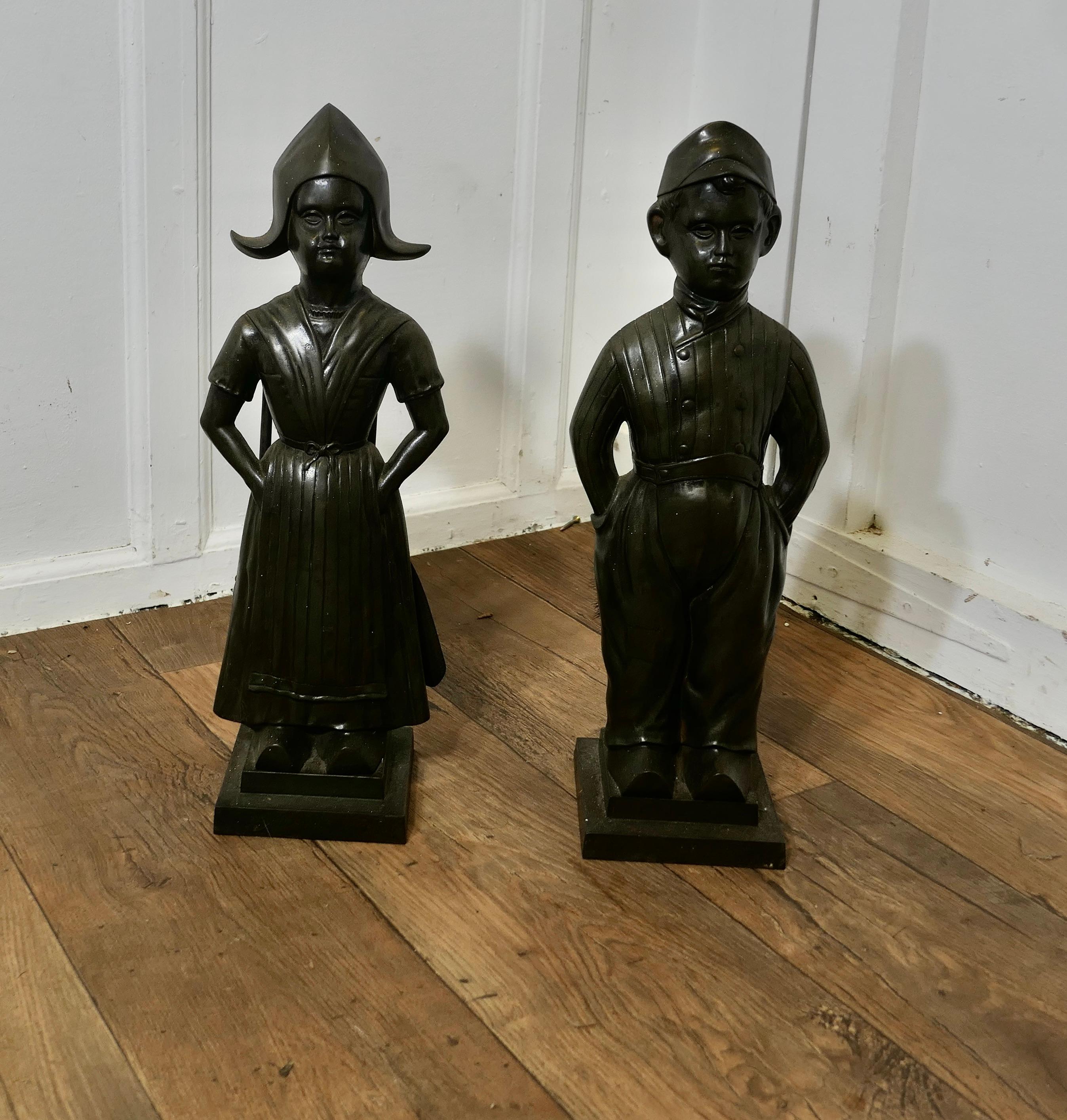 Set de acompañamiento Iron Dutch para chica y chico  

Los Soportes del set Compañero están fabricados en hierro fundido, en la parte posterior de cada uno cuelgan 3 piezas, pinzas y cepillo de hogar, atizador y pala

Este es un juego usado y