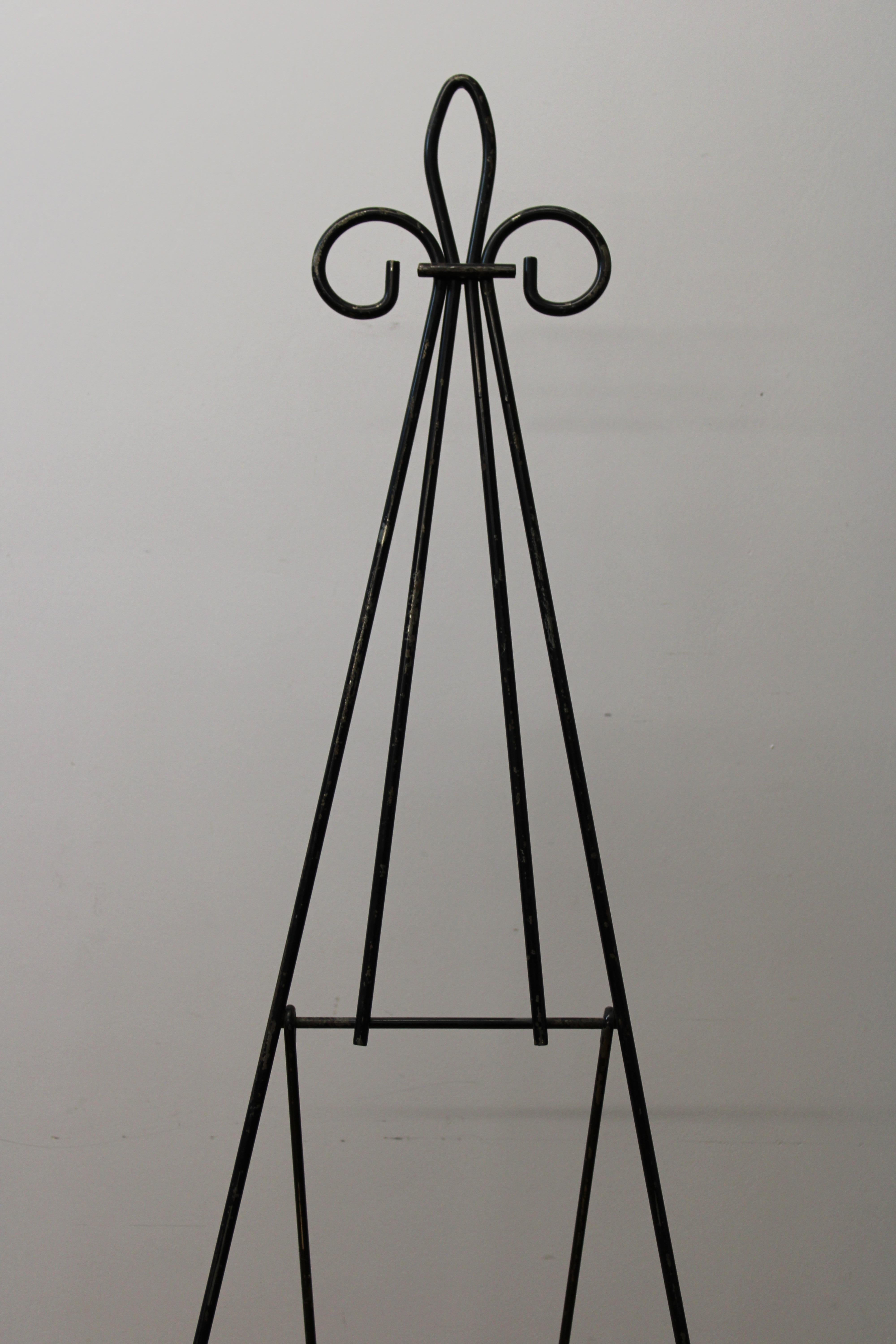 Iron easel w/ Tri Circle Top In Good Condition For Sale In San Francisco, CA