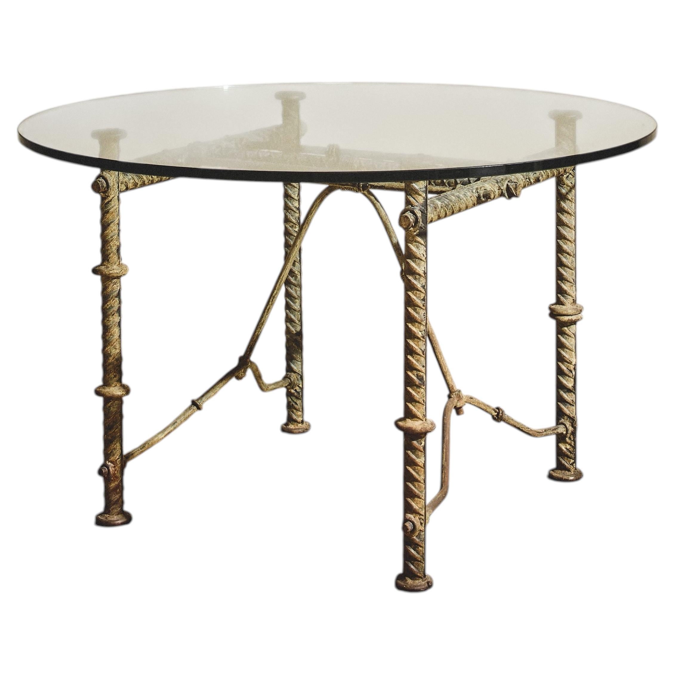 Table d'entrée en fer avec plateau en verre dans le style d'Ilana Goor en vente