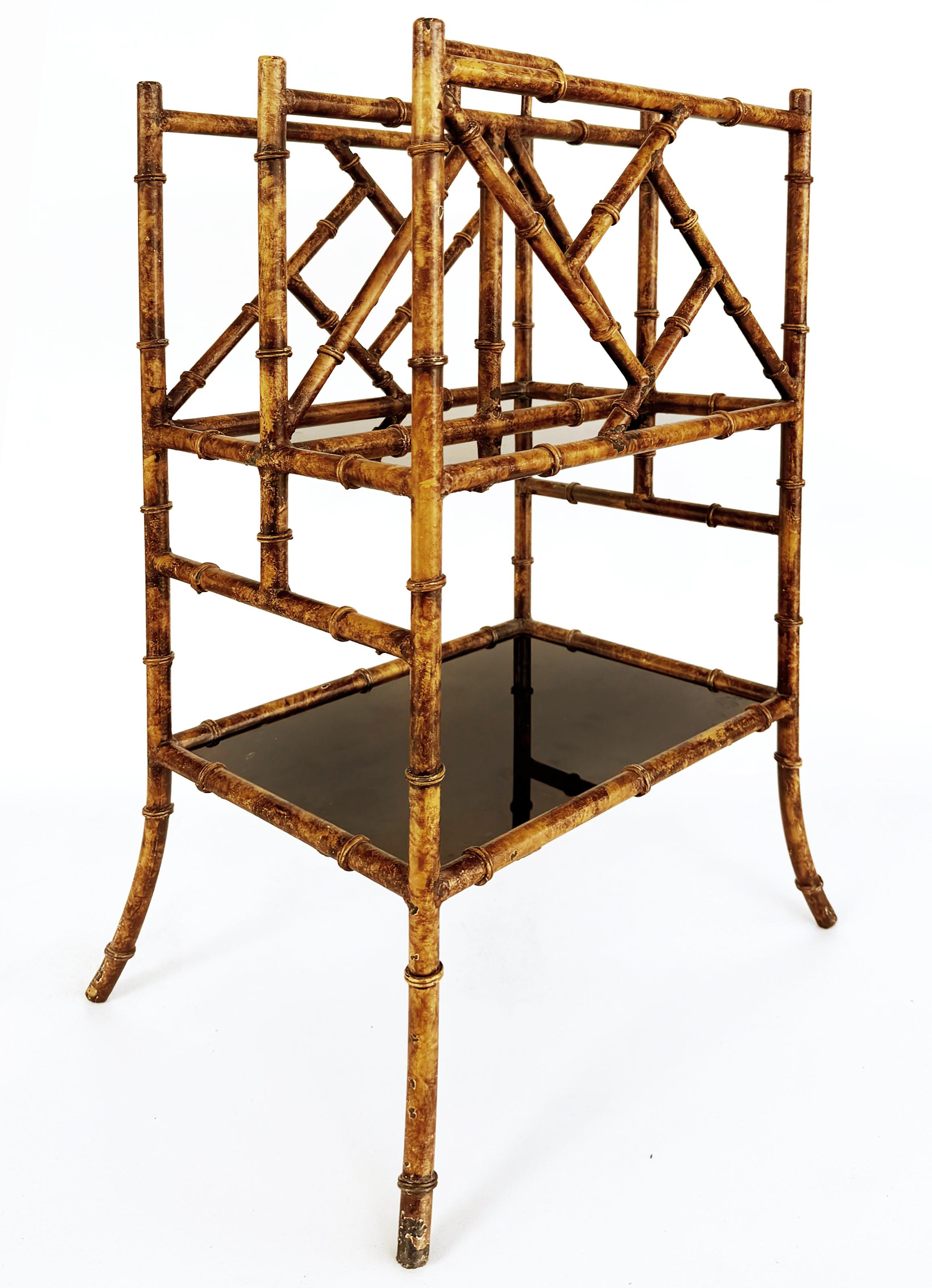 Portariviste in ferro in finto bambù con finitura a guscio di tartaruga, ripiani in vetro nero

In vendita c'è un portariviste in finto bambù splendidamente realizzato con una ricca finitura in finta tartaruga. Il portapacchi è ben fatto e piuttosto