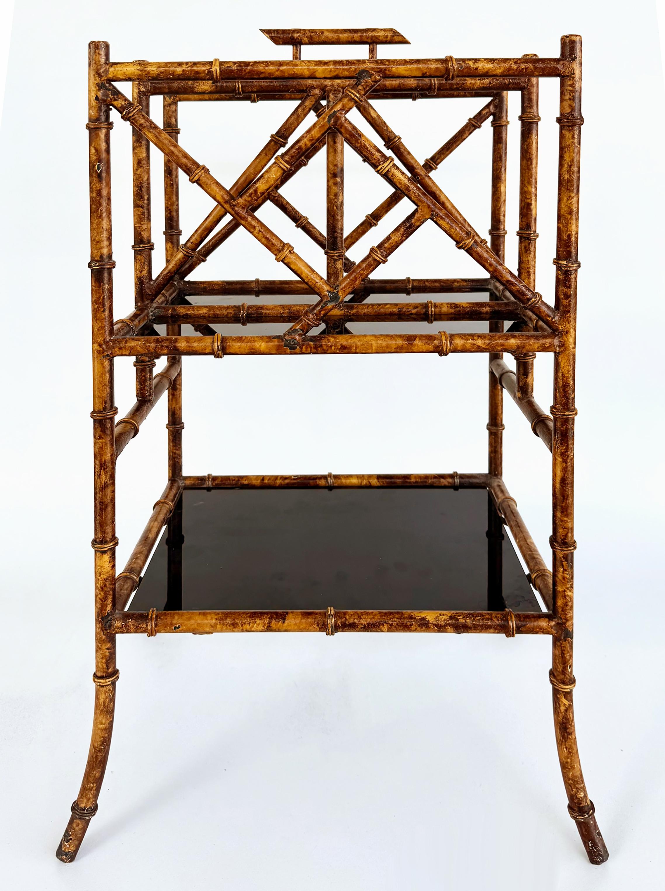 Laccato Portariviste in ferro in finto bambù con finitura a guscio di tartaruga, ripiani in vetro nero in vendita