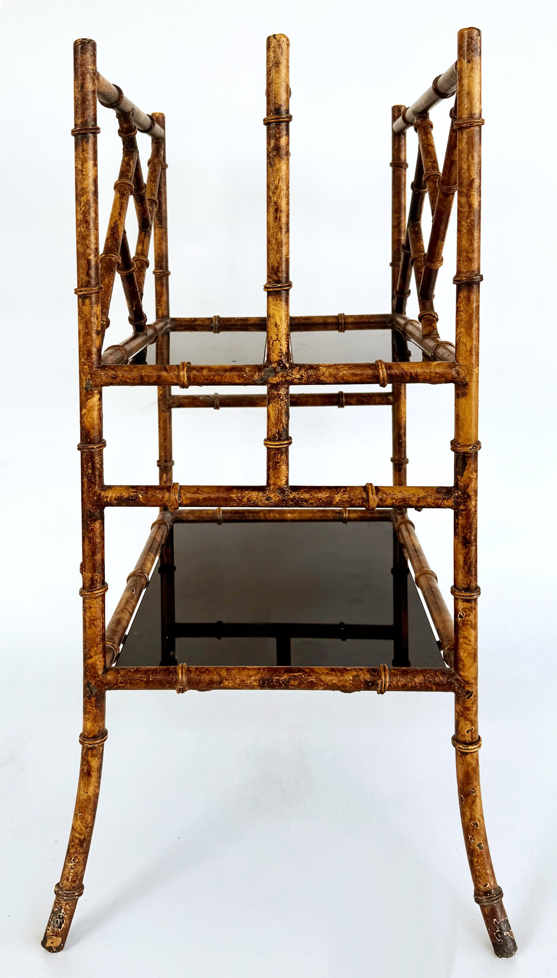 Portariviste in ferro in finto bambù con finitura a guscio di tartaruga, ripiani in vetro nero In condizioni buone in vendita a Miami, FL