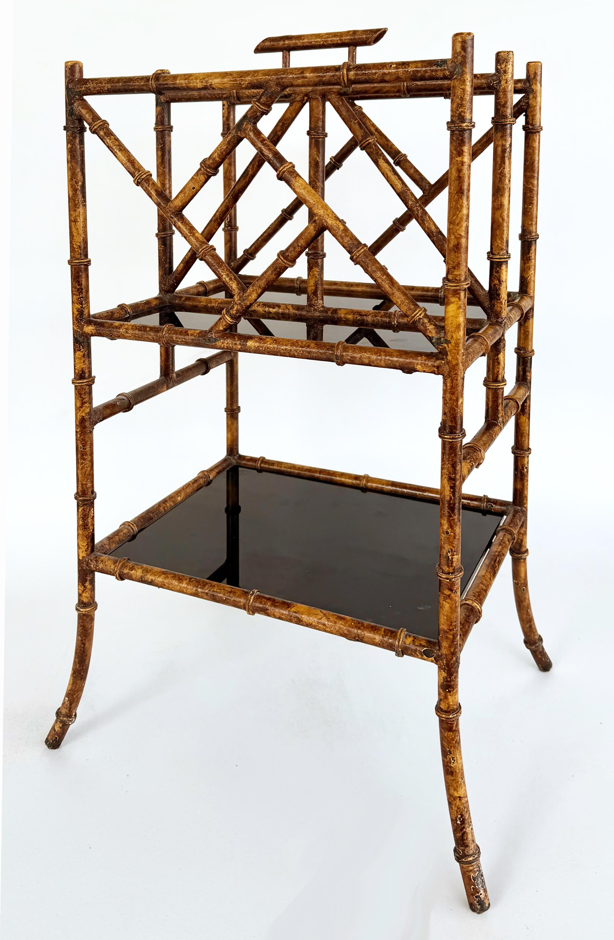 XX secolo Portariviste in ferro in finto bambù con finitura a guscio di tartaruga, ripiani in vetro nero in vendita