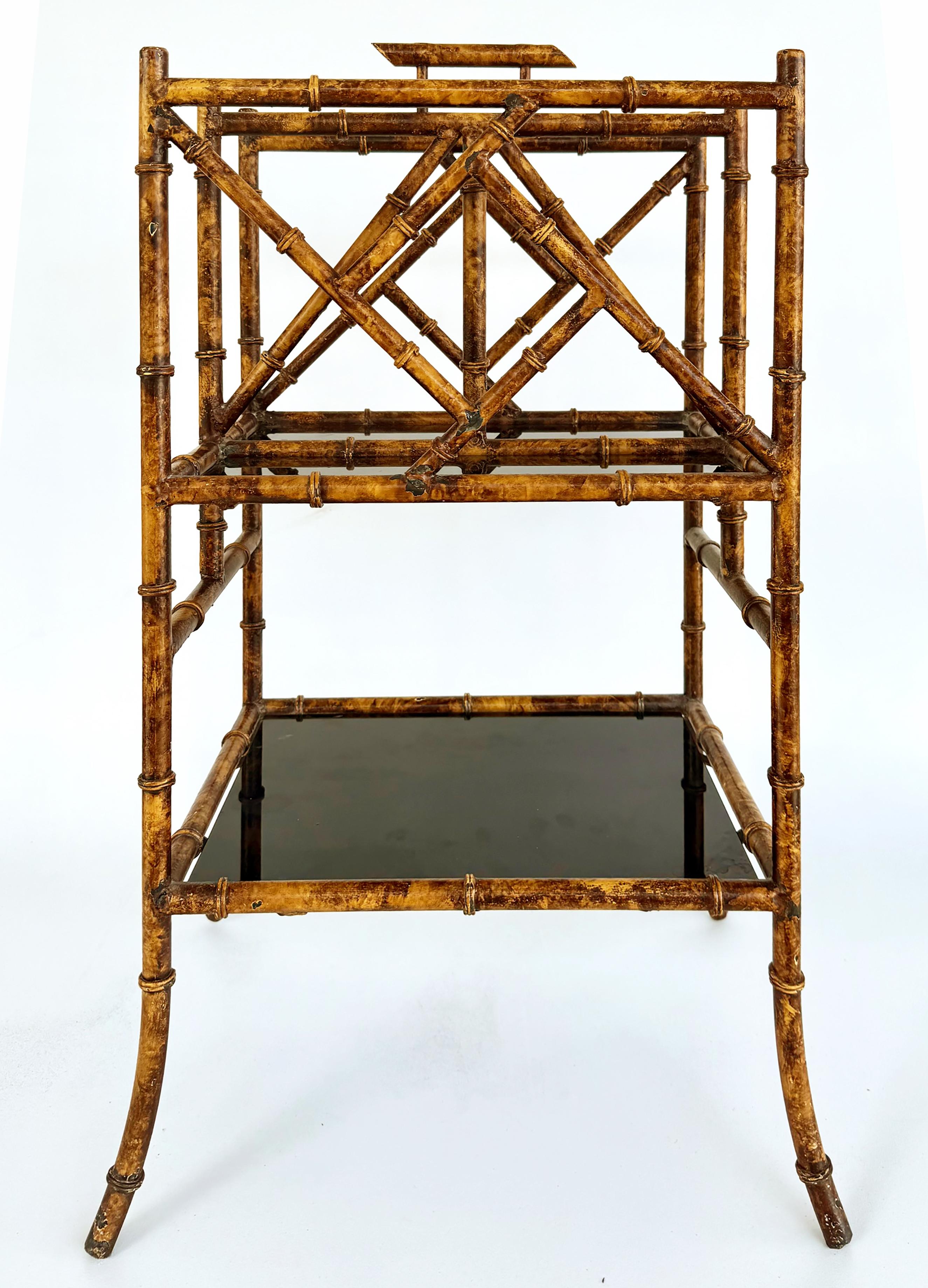 Ferro Portariviste in ferro in finto bambù con finitura a guscio di tartaruga, ripiani in vetro nero in vendita