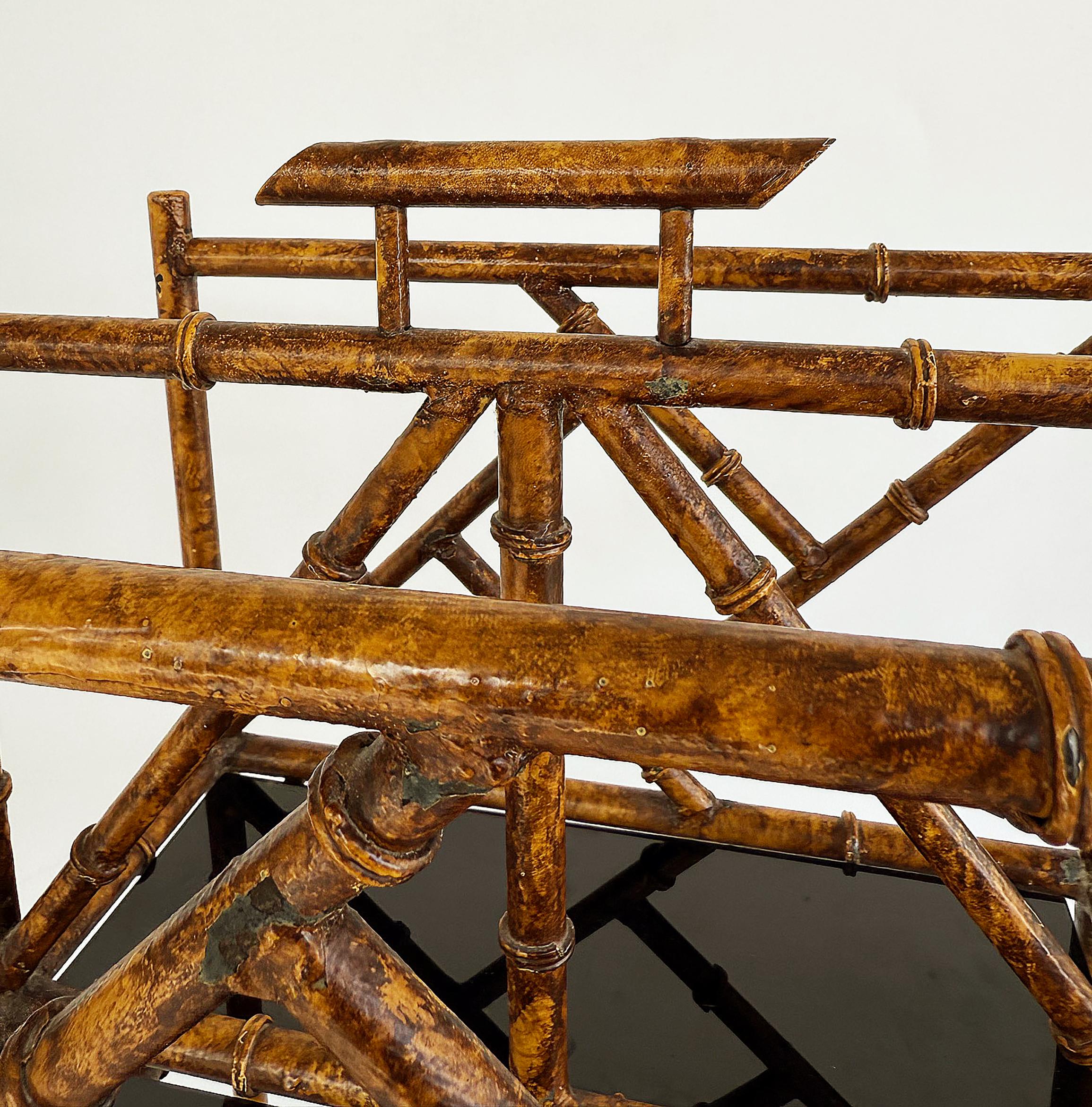 Portariviste in ferro in finto bambù con finitura a guscio di tartaruga, ripiani in vetro nero in vendita 1