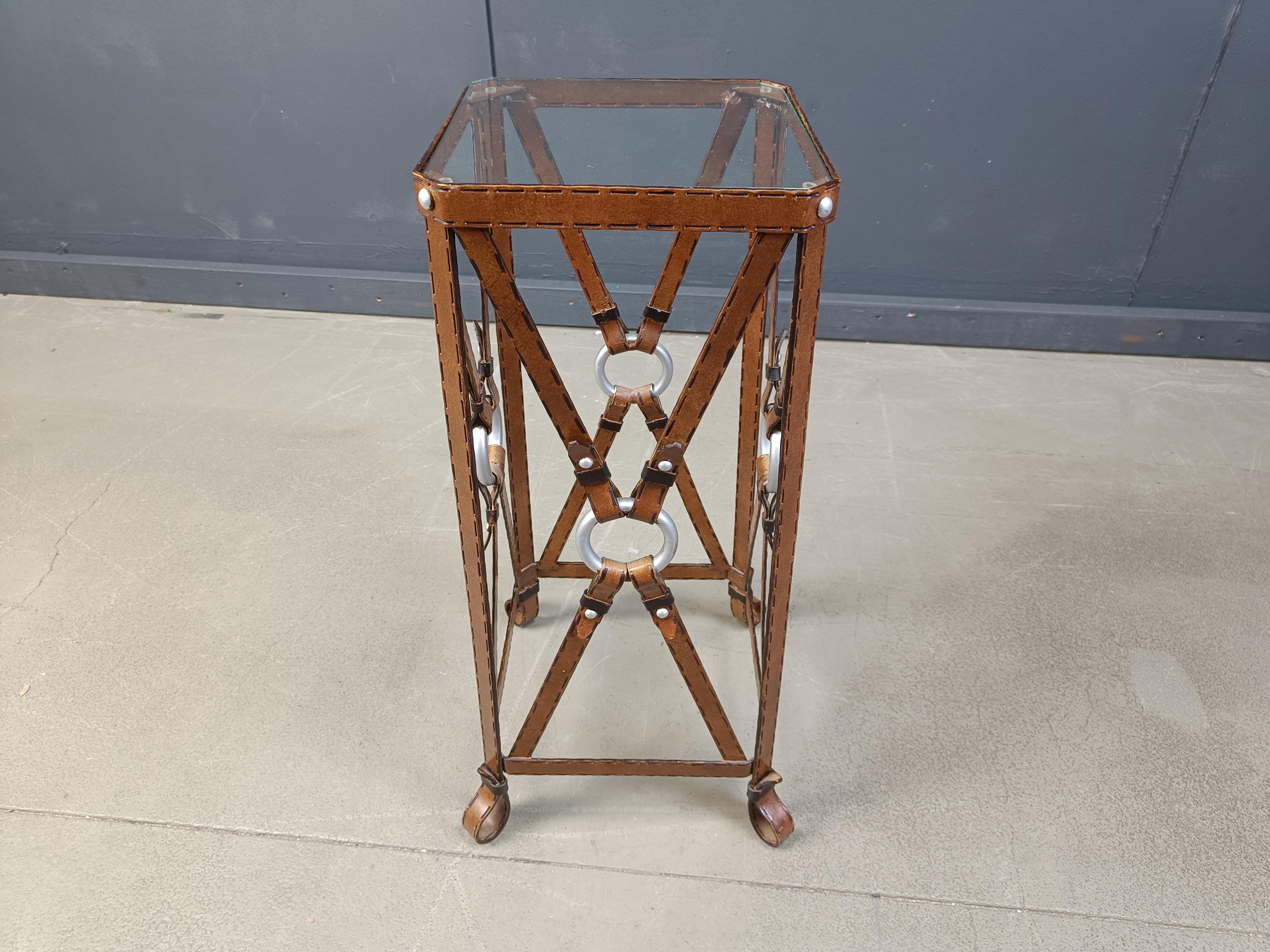 Magnifique table console en fer et verre.

Base en fer en similicuir unique et bien conçue.

Vous ne pourriez pas dire que ce n'est pas du vrai cuir jusqu'à ce que vous le touchiez.

Bon état

Années 1970 - France

Dimensions :
Hauteur :