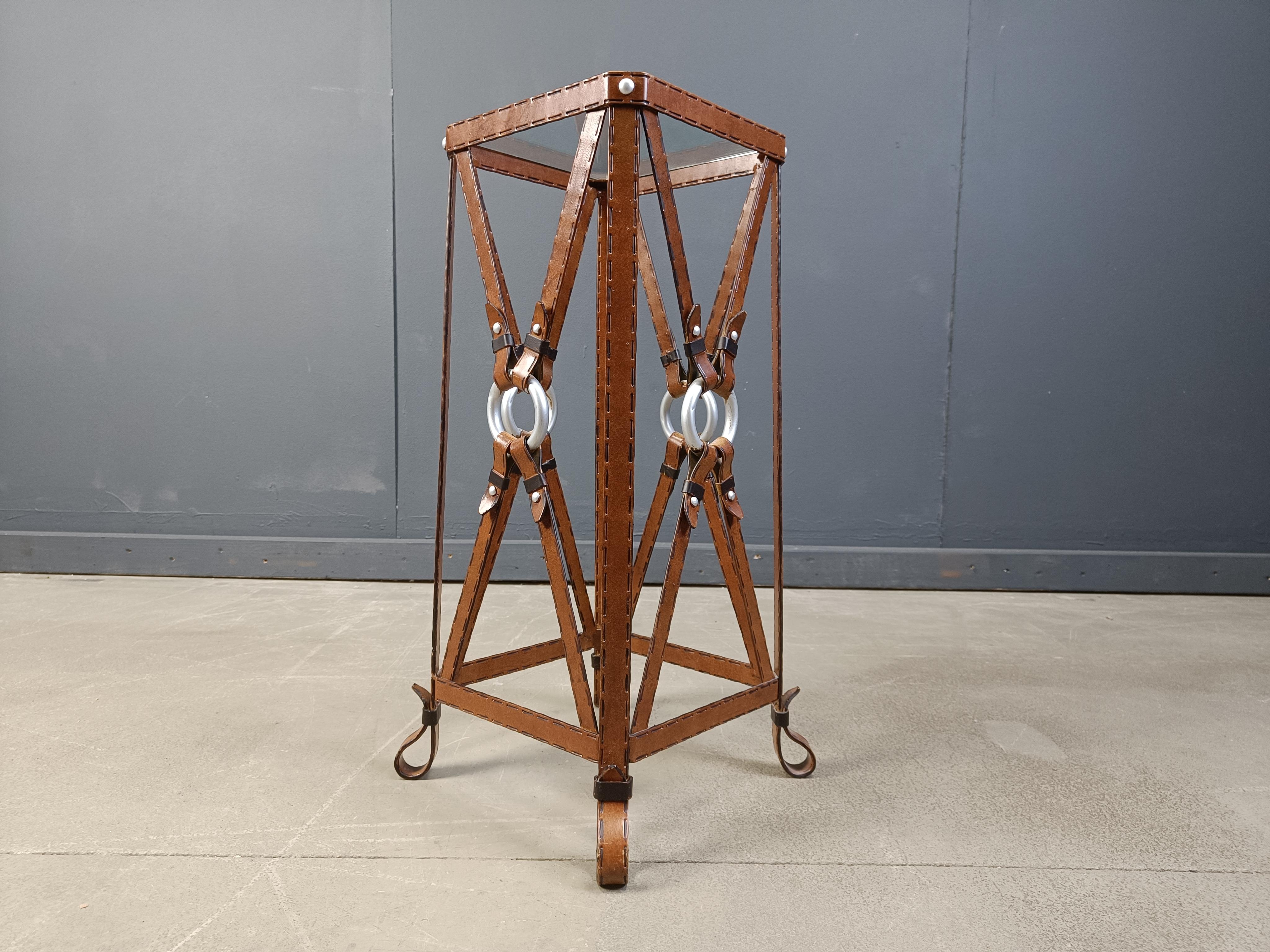 Mesa auxiliar de hierro y piel sintética al estilo de Jacques Adnet Imperio en venta