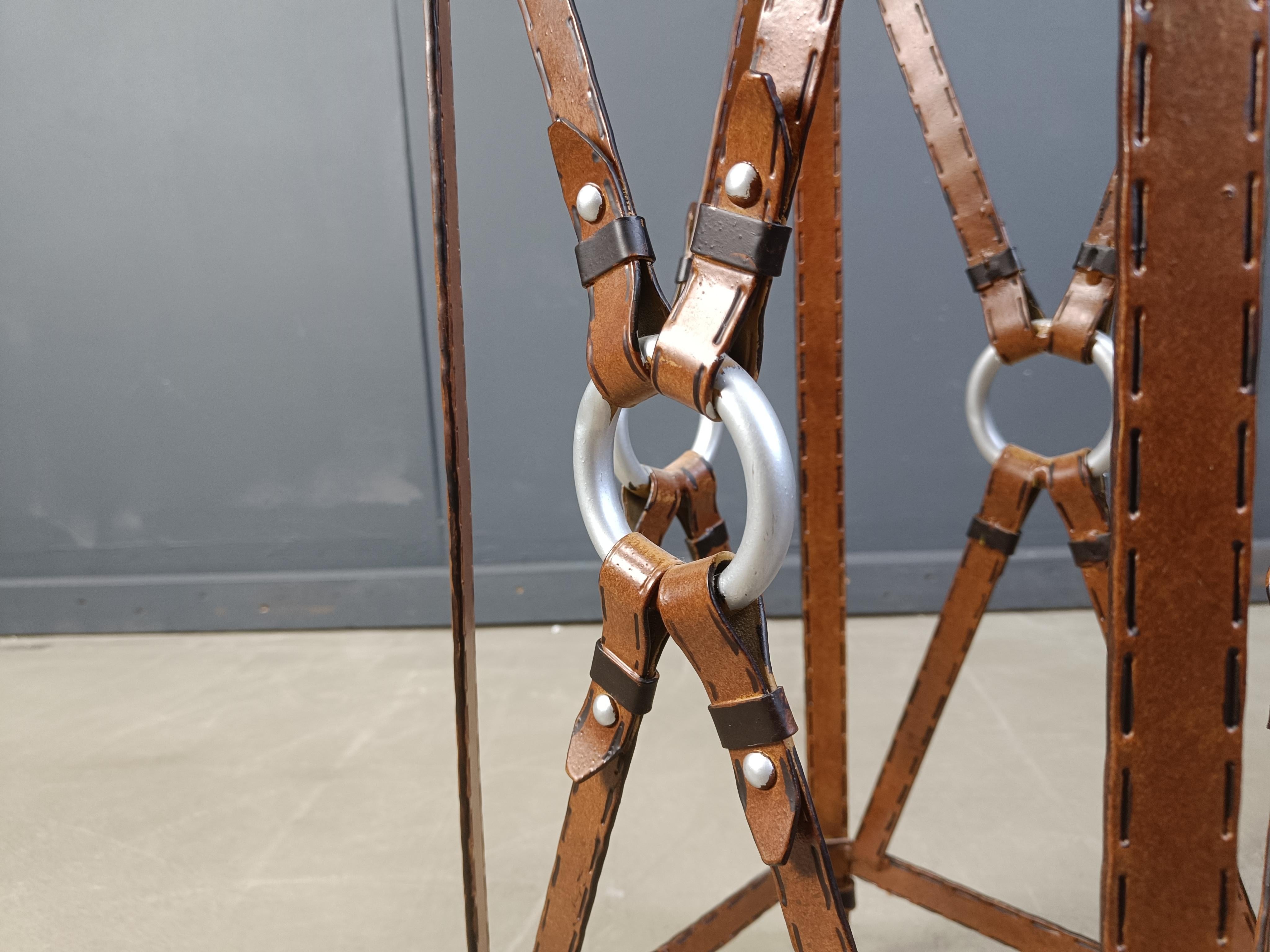 Empire Table d'appoint en fer et faux cuir dans le style de Jacques Adnet en vente