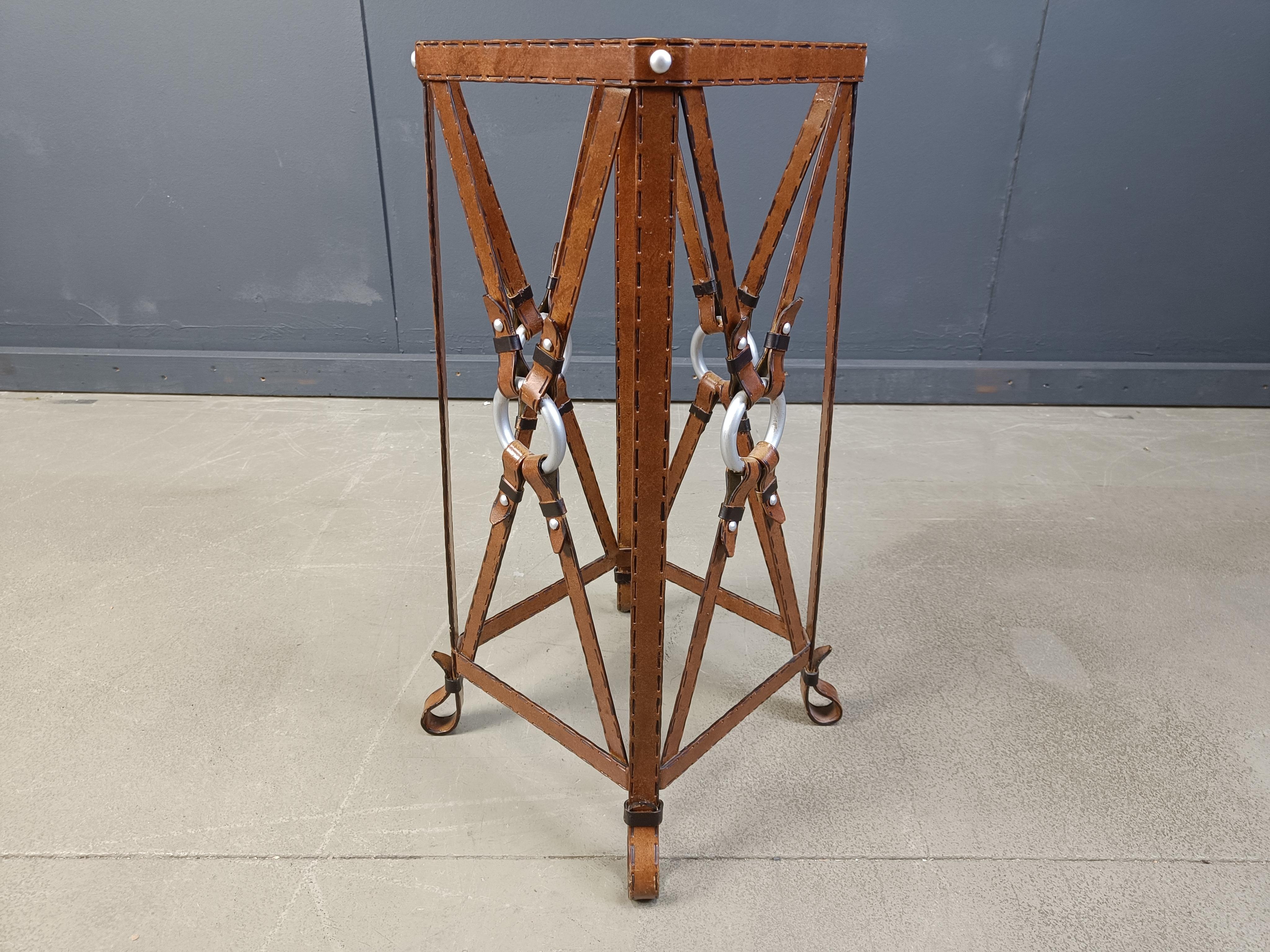 Mesa auxiliar de hierro y piel sintética al estilo de Jacques Adnet Francés en venta