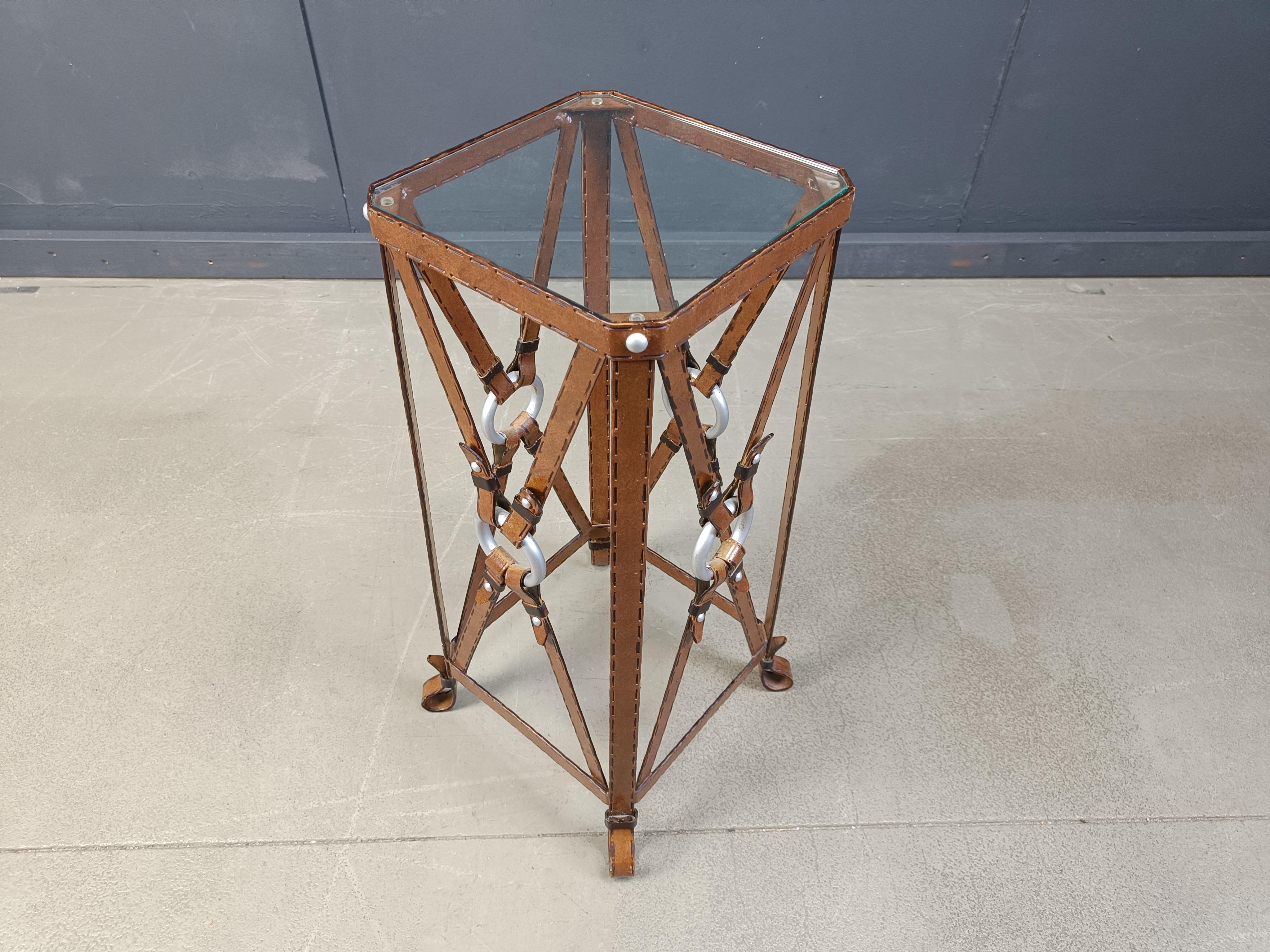 Mesa auxiliar de hierro y piel sintética al estilo de Jacques Adnet en Bueno estado para la venta en Leuven, Vlaams Gewest
