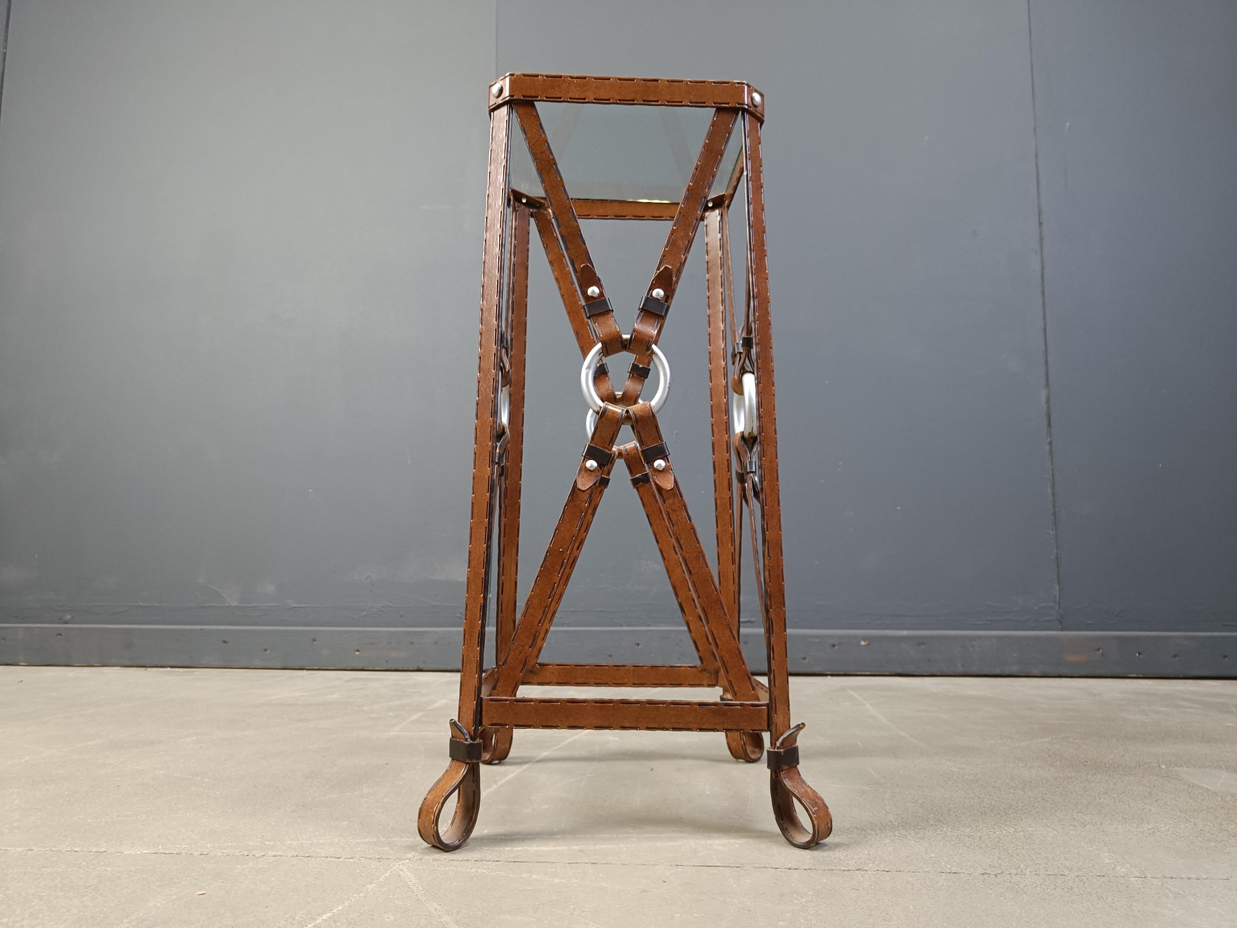 Mesa auxiliar de hierro y piel sintética al estilo de Jacques Adnet finales del siglo XX en venta