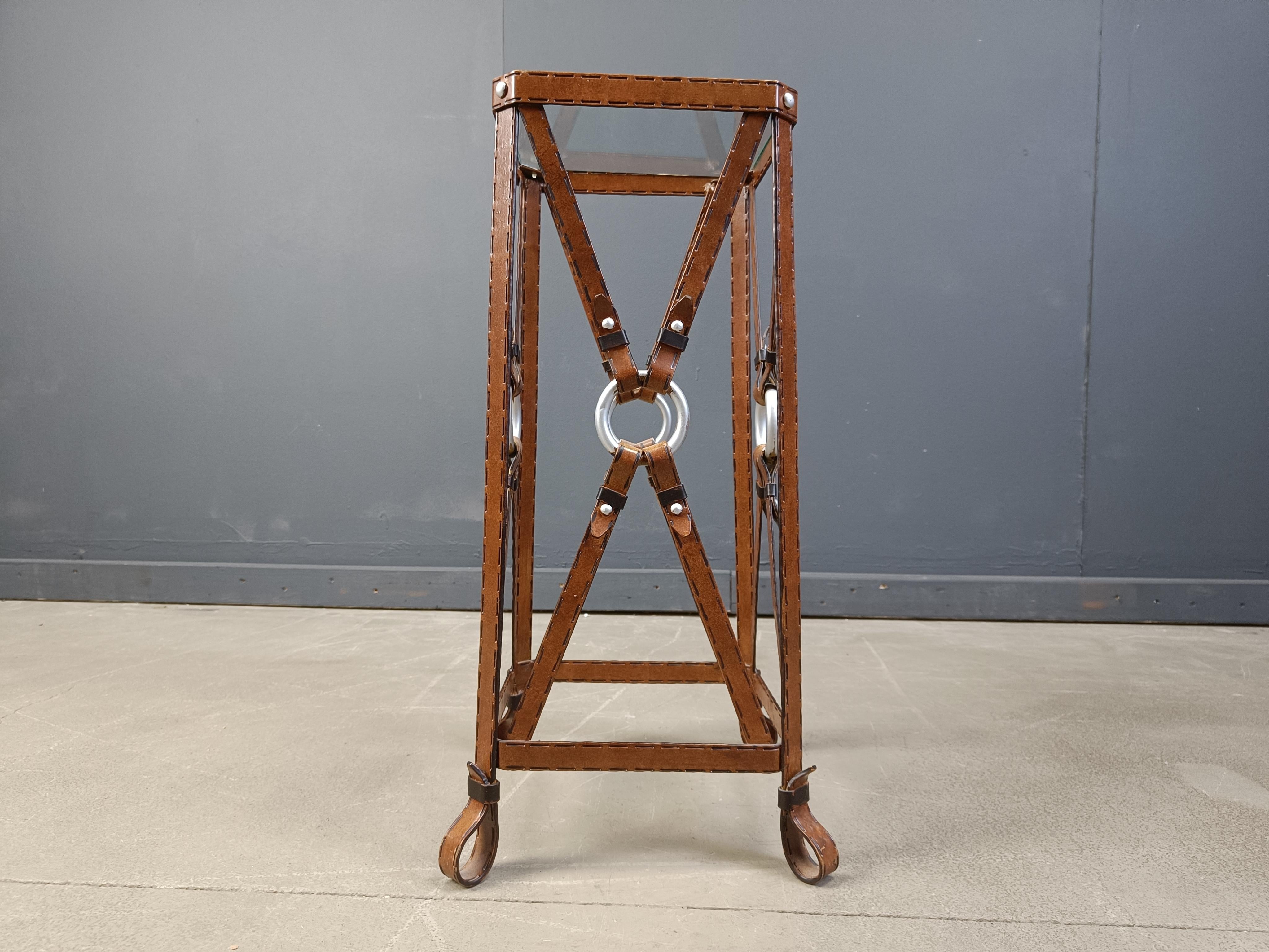 Mesa auxiliar de hierro y piel sintética al estilo de Jacques Adnet Metal en venta