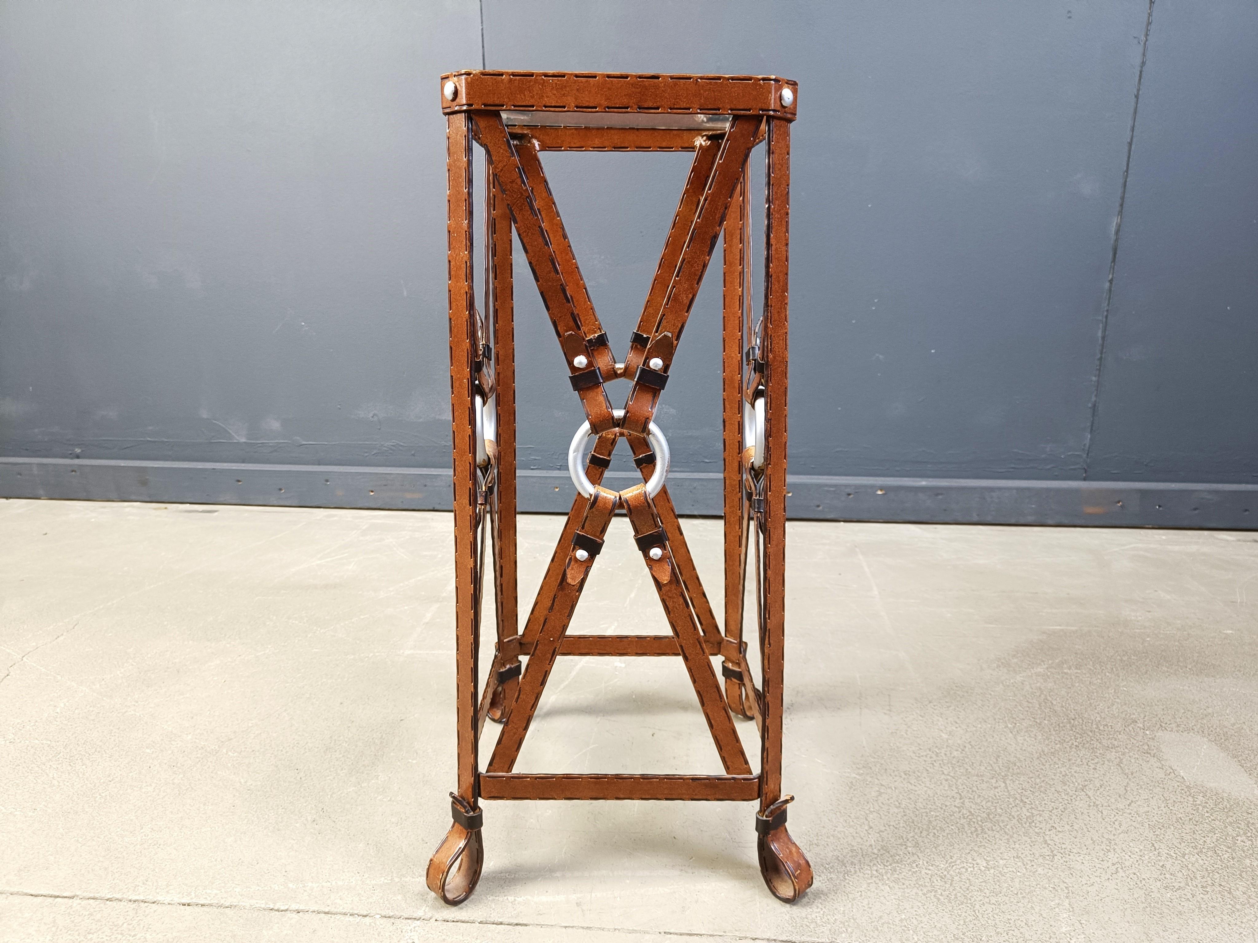 Mesa auxiliar de hierro y piel sintética al estilo de Jacques Adnet en venta 1