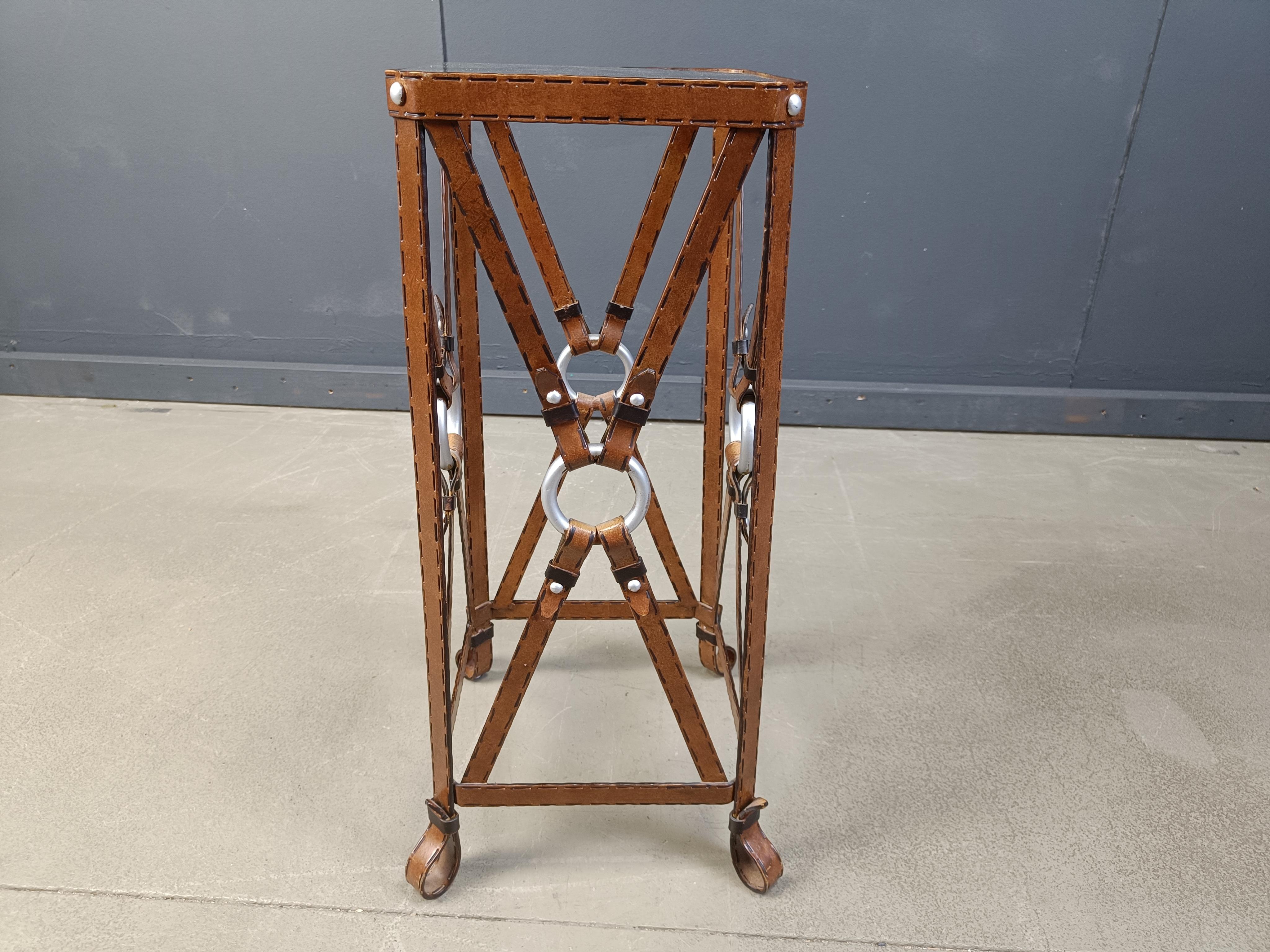 Mesa auxiliar de hierro y piel sintética al estilo de Jacques Adnet en venta 2