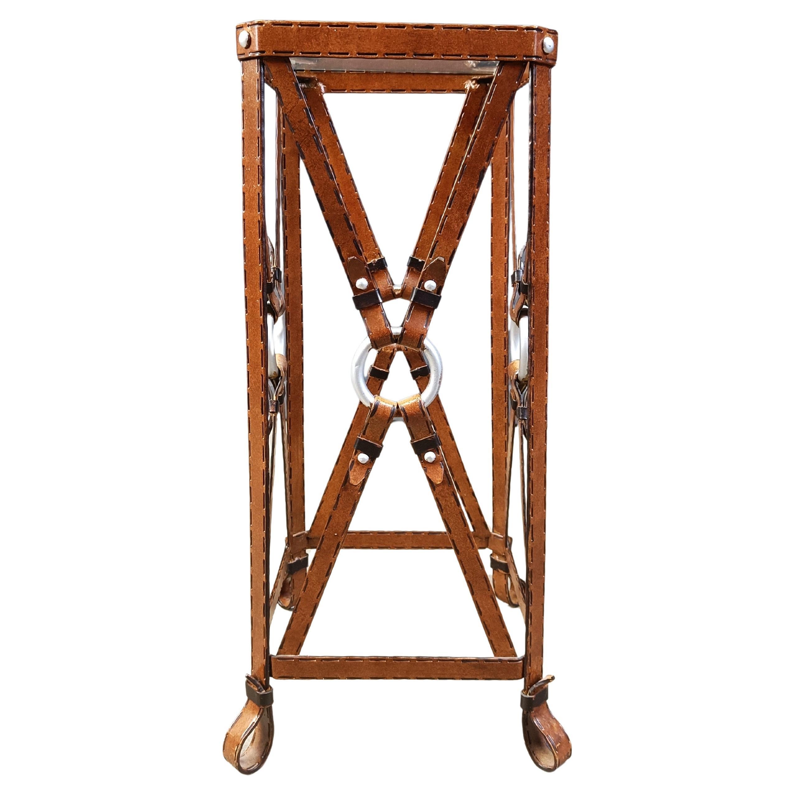 Table d'appoint en fer et faux cuir dans le style de Jacques Adnet en vente