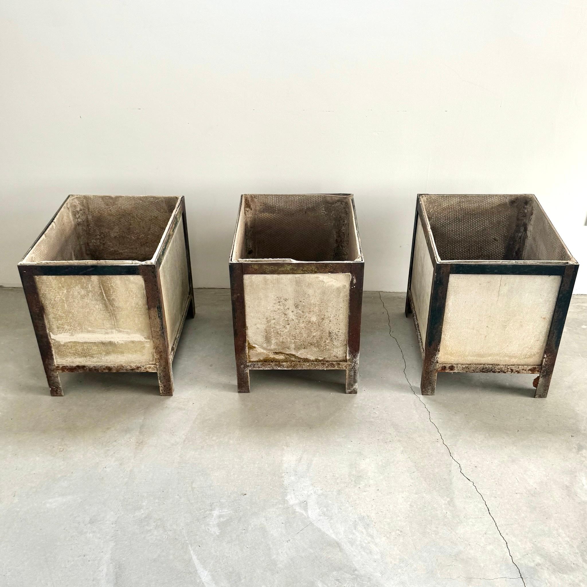 Una splendida e rara fioriera rettangolare di Willy Guhl. Design brutalista abbracciato dalla natura, queste fioriere hanno trascorso decenni acquisendo una patina favolosa, che conferisce loro una qualità inimitabile. Con macchie di licheni,