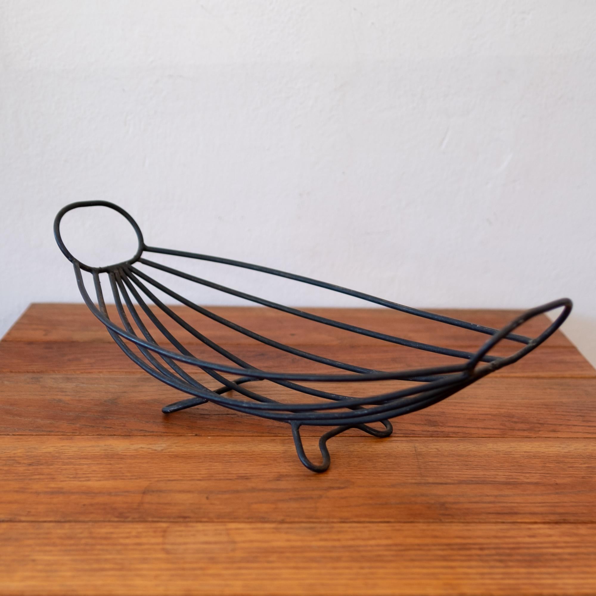 Midcentury iron catch all or fruit bowl with hairpin legs, 1950s.