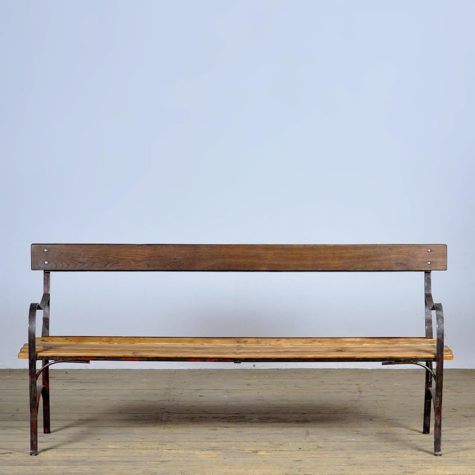 Garden bench from the 1930s. With a heavy iron base and pine seating. Very nice vintage condition. Seat height: 43 cm. 