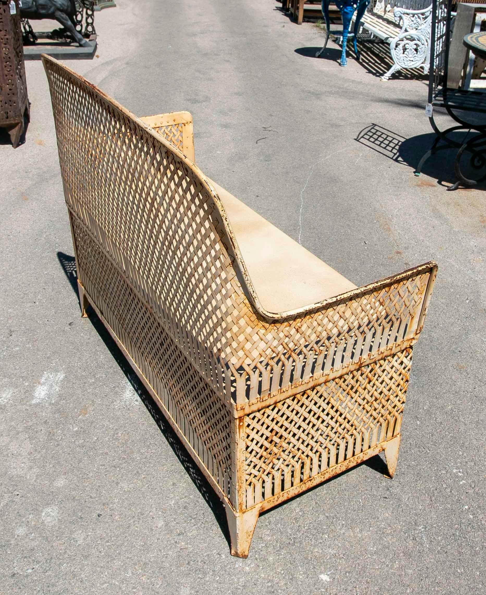 Iron Garden Bench in Vintage White Colour and Latticework Decoration In Good Condition For Sale In Marbella, ES