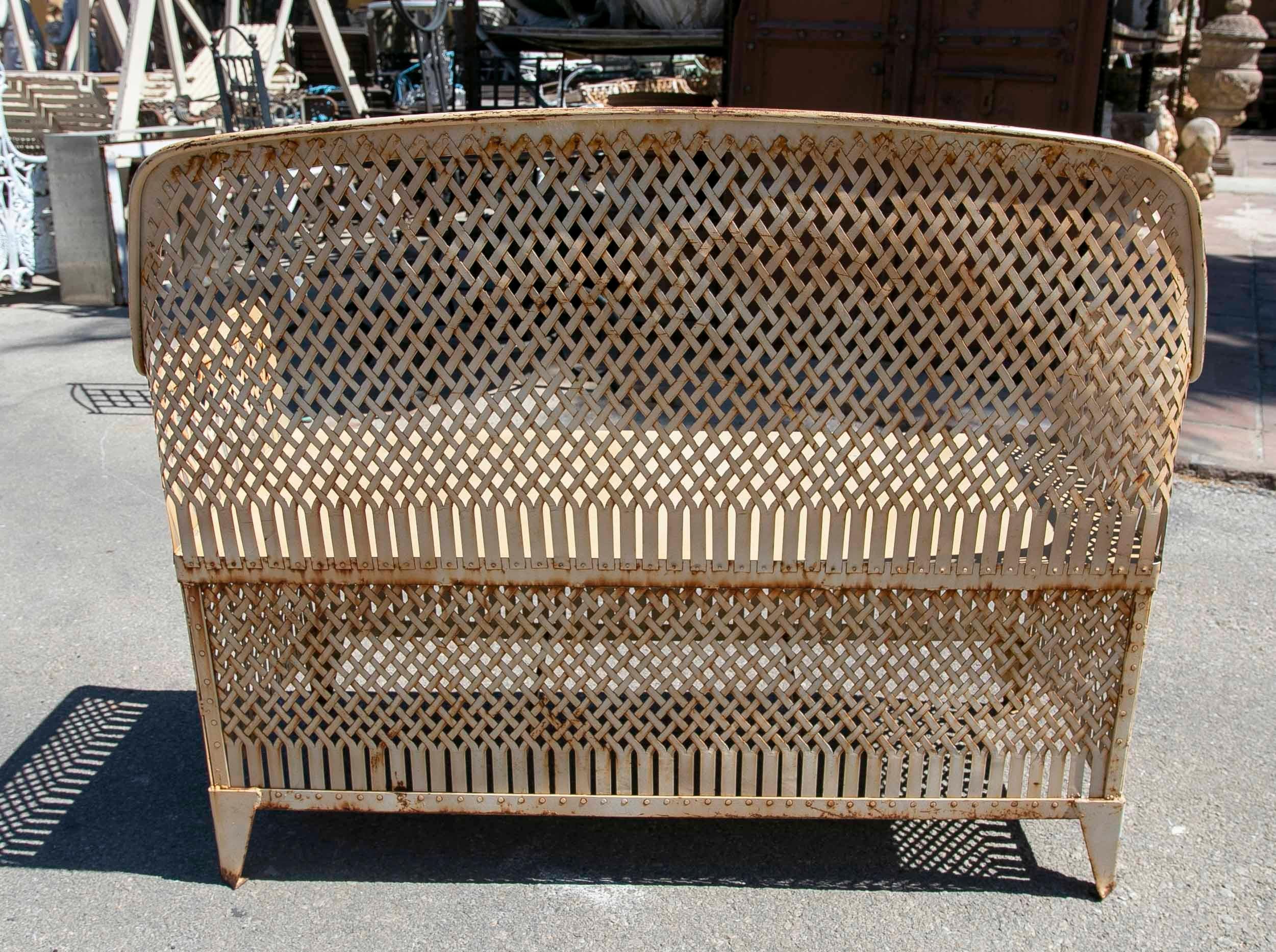 Iron Garden Bench in Vintage White Colour and Latticework Decoration For Sale 5