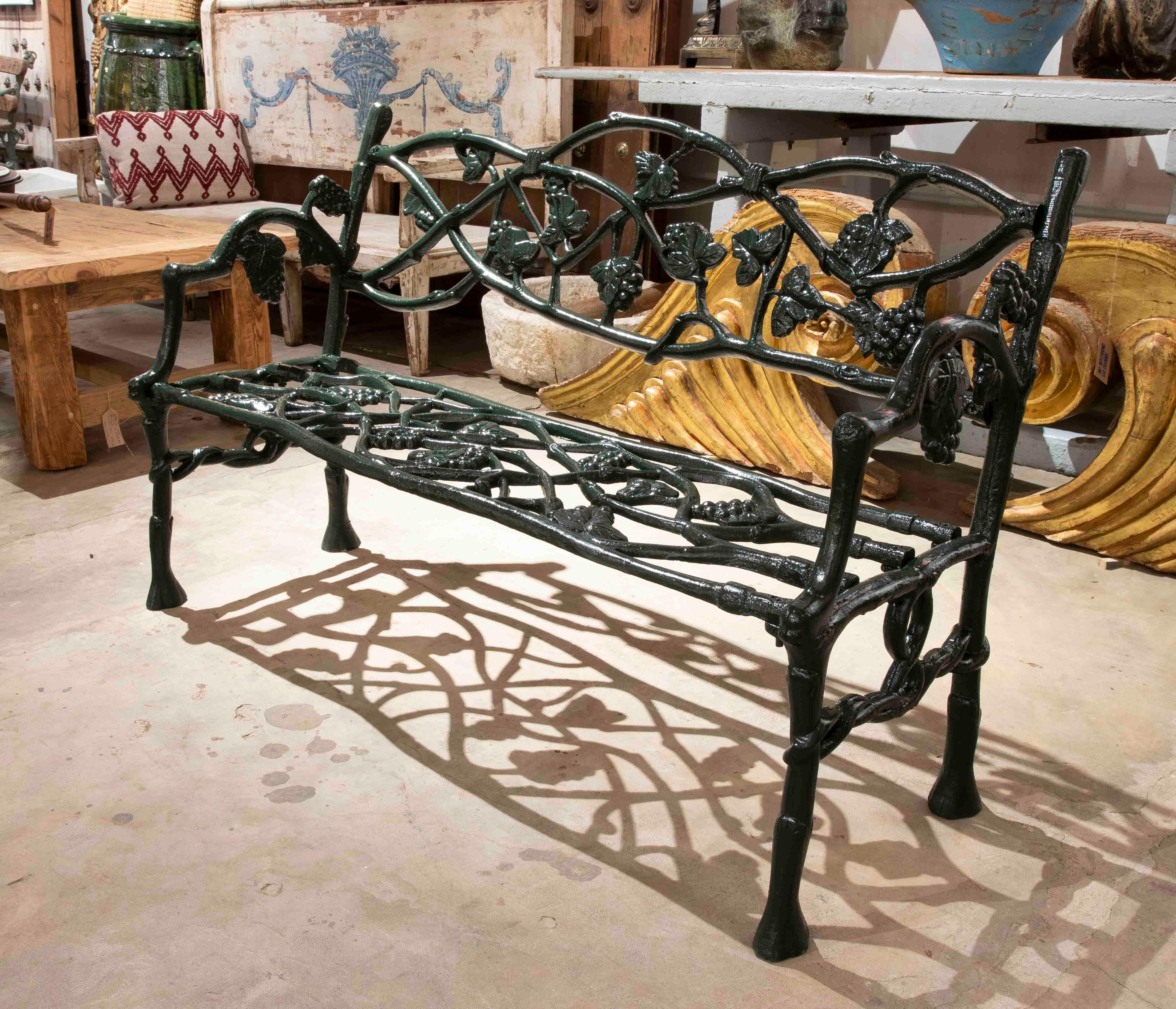 Iron Garden Bench with Grapes Decoration on the Backrest In Good Condition In Marbella, ES
