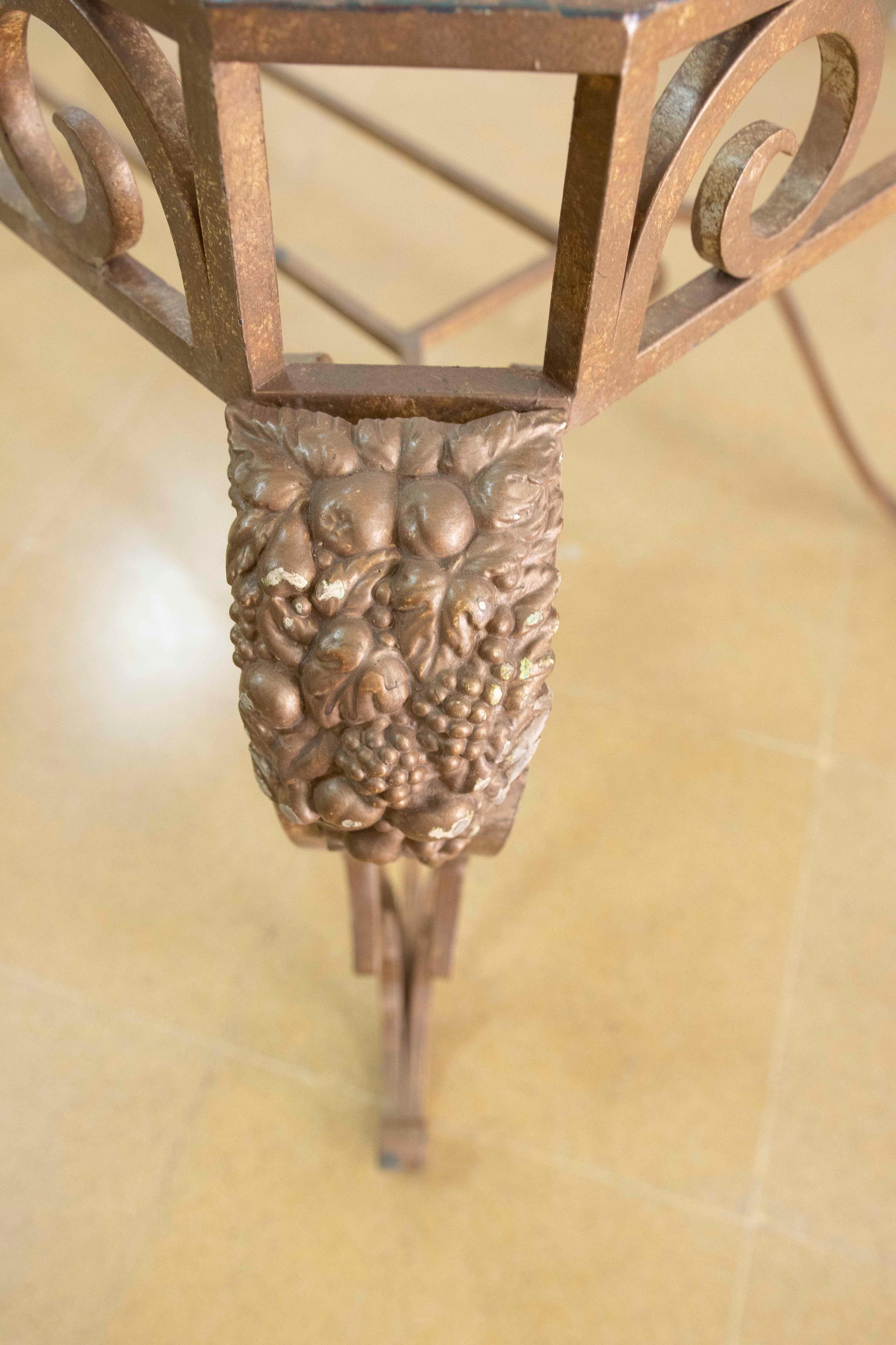 Base de table de jardin en fer avec décoration de raisins et plantes d'angle en vente 5