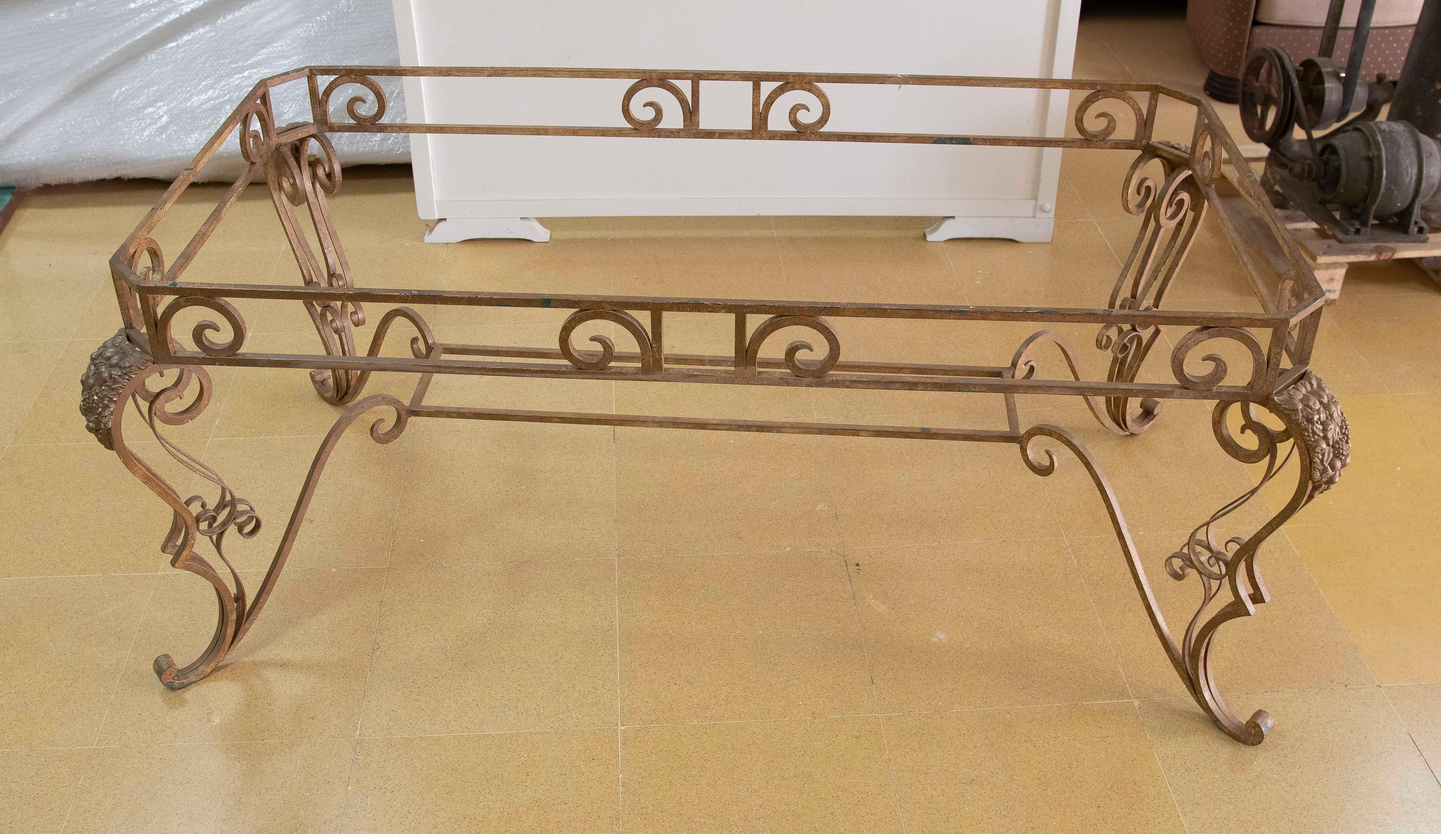Base de table de jardin en fer avec décoration de raisins et plantes d'angle en vente 8