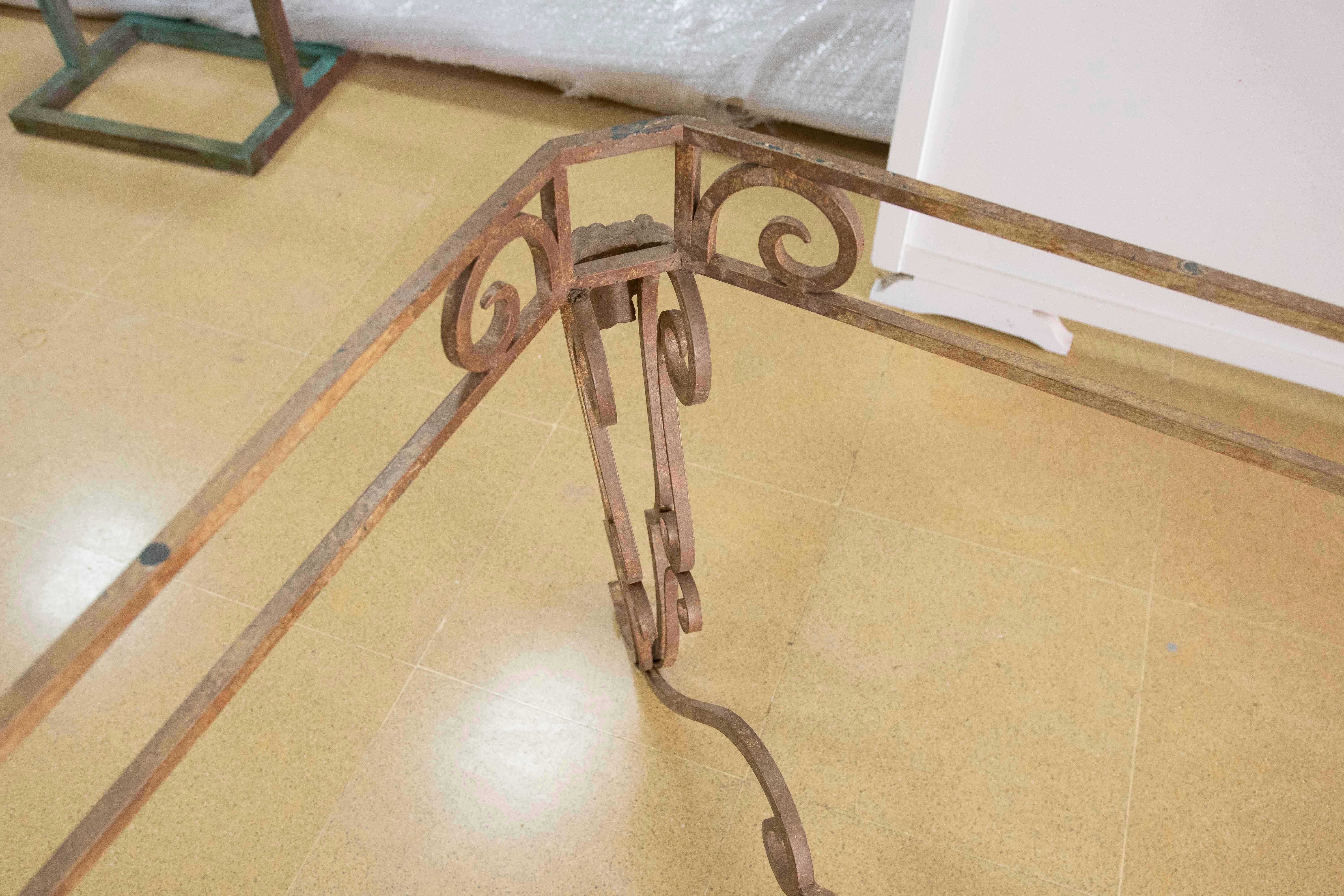 Base de table de jardin en fer avec décoration de raisins et plantes d'angle en vente 10