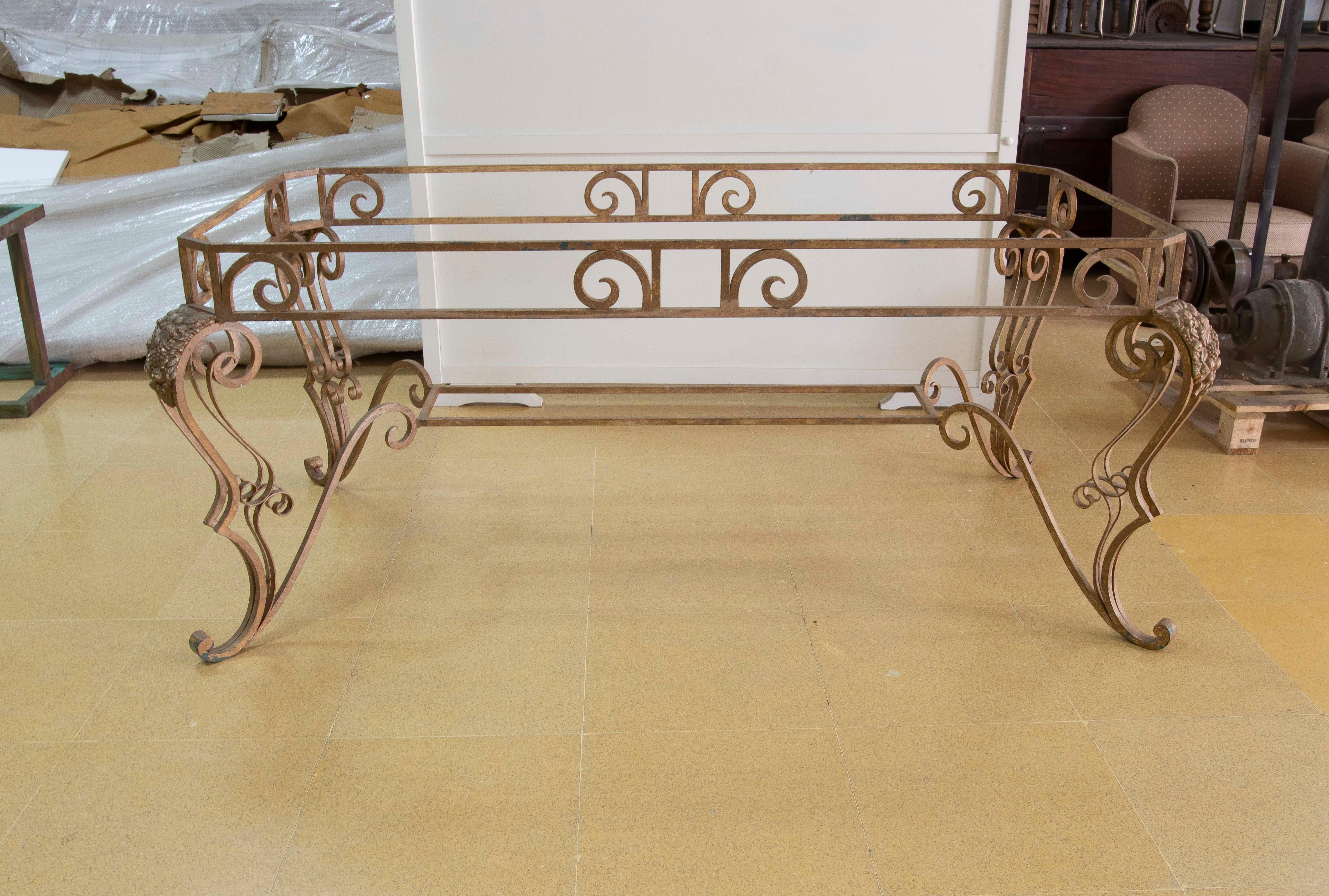 Français Base de table de jardin en fer avec décoration de raisins et plantes d'angle en vente