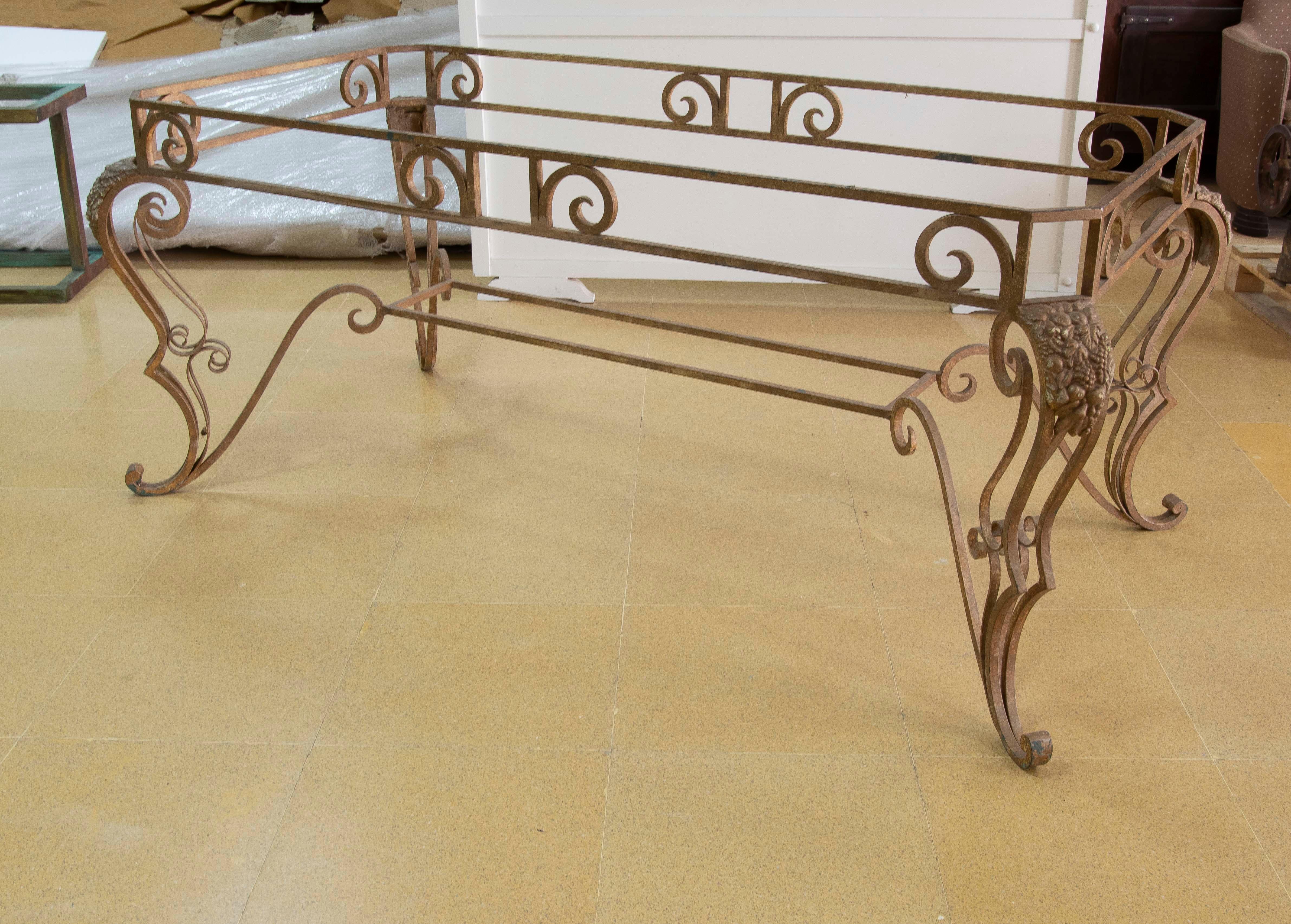 Base de table de jardin en fer avec décoration de raisins et plantes d'angle Bon état - En vente à Marbella, ES