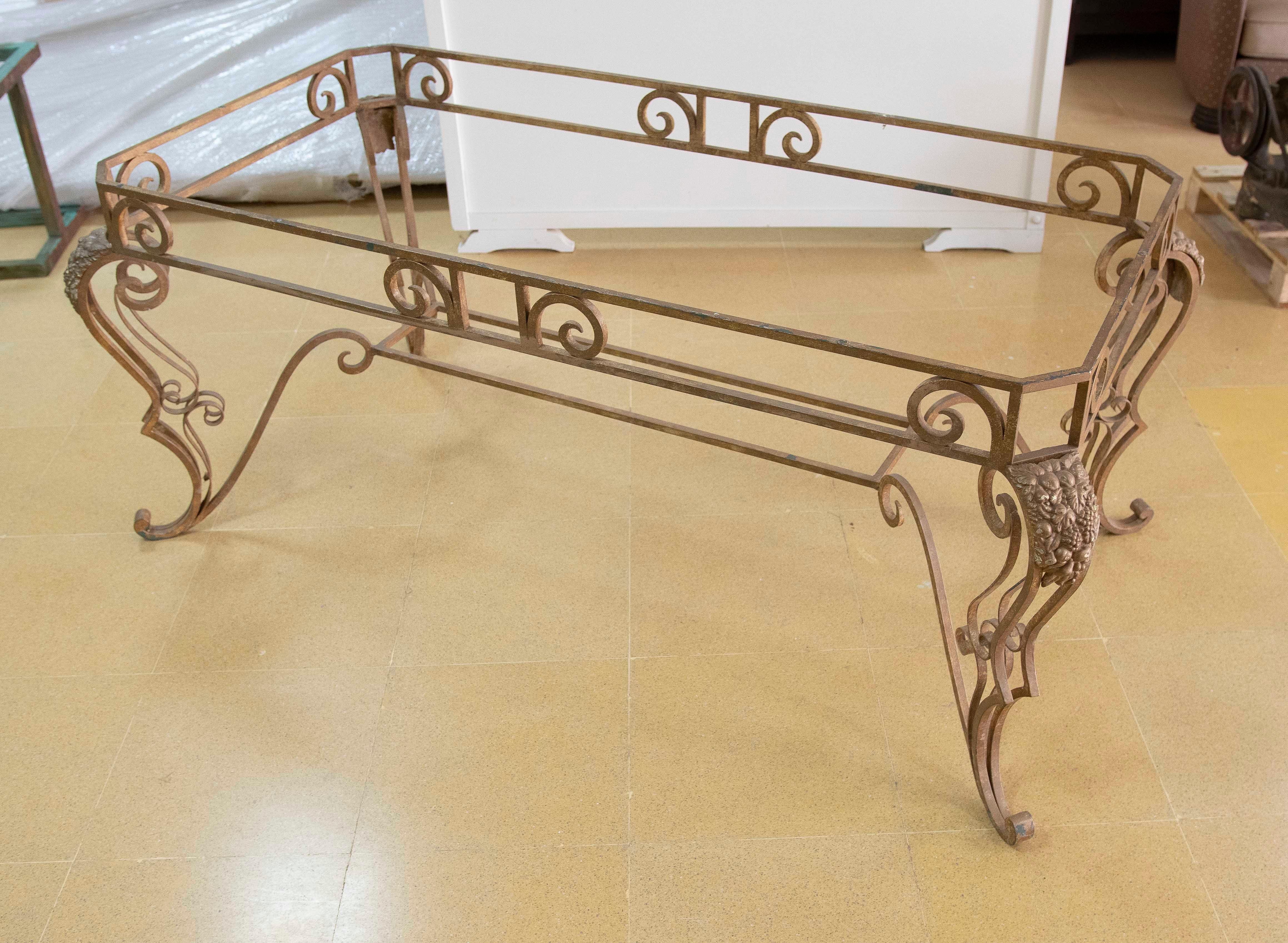20ième siècle Base de table de jardin en fer avec décoration de raisins et plantes d'angle en vente