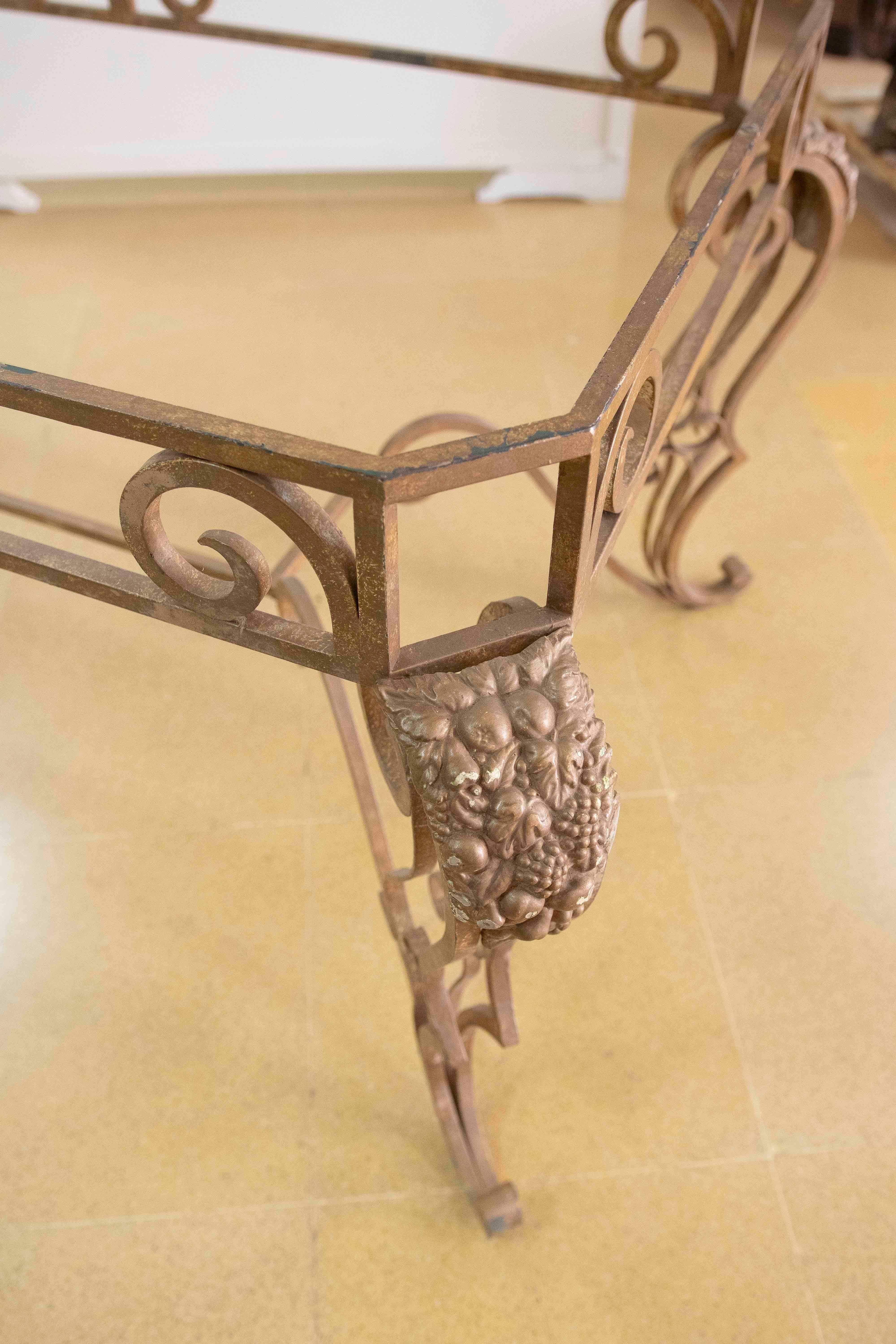 Fer Base de table de jardin en fer avec décoration de raisins et plantes d'angle en vente
