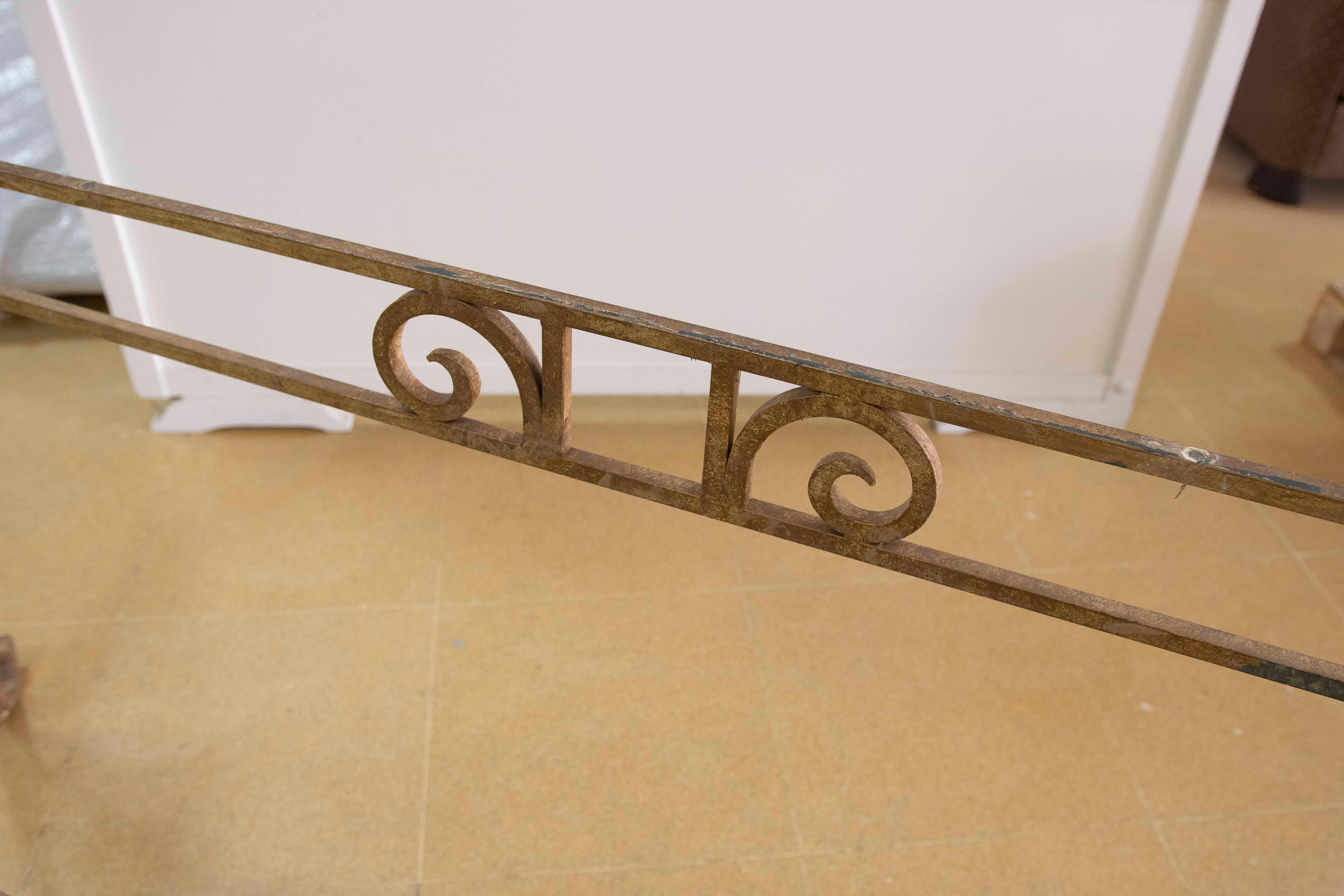 Base de table de jardin en fer avec décoration de raisins et plantes d'angle en vente 1