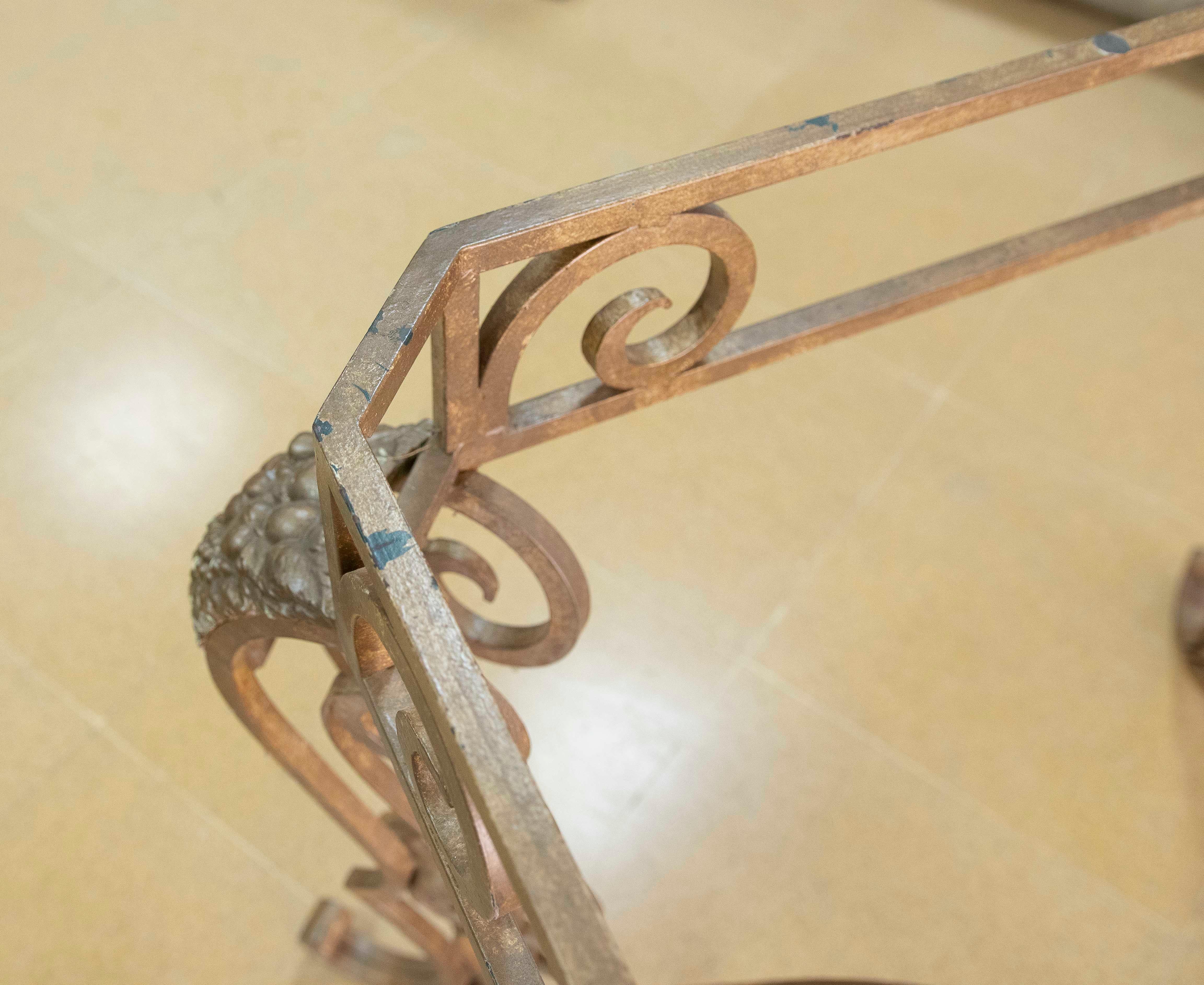 Base de table de jardin en fer avec décoration de raisins et plantes d'angle en vente 2