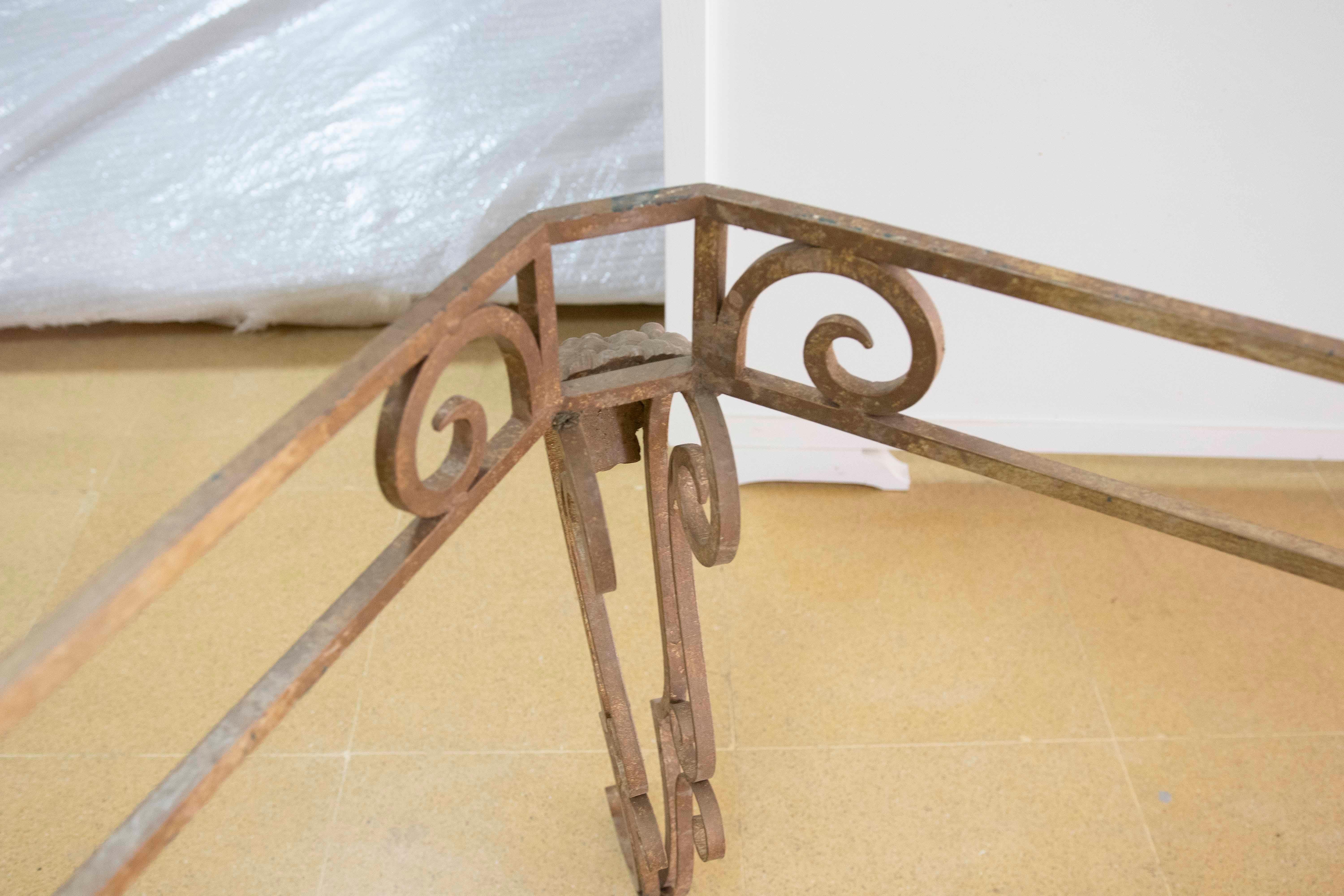 Base de table de jardin en fer avec décoration de raisins et plantes d'angle en vente 3