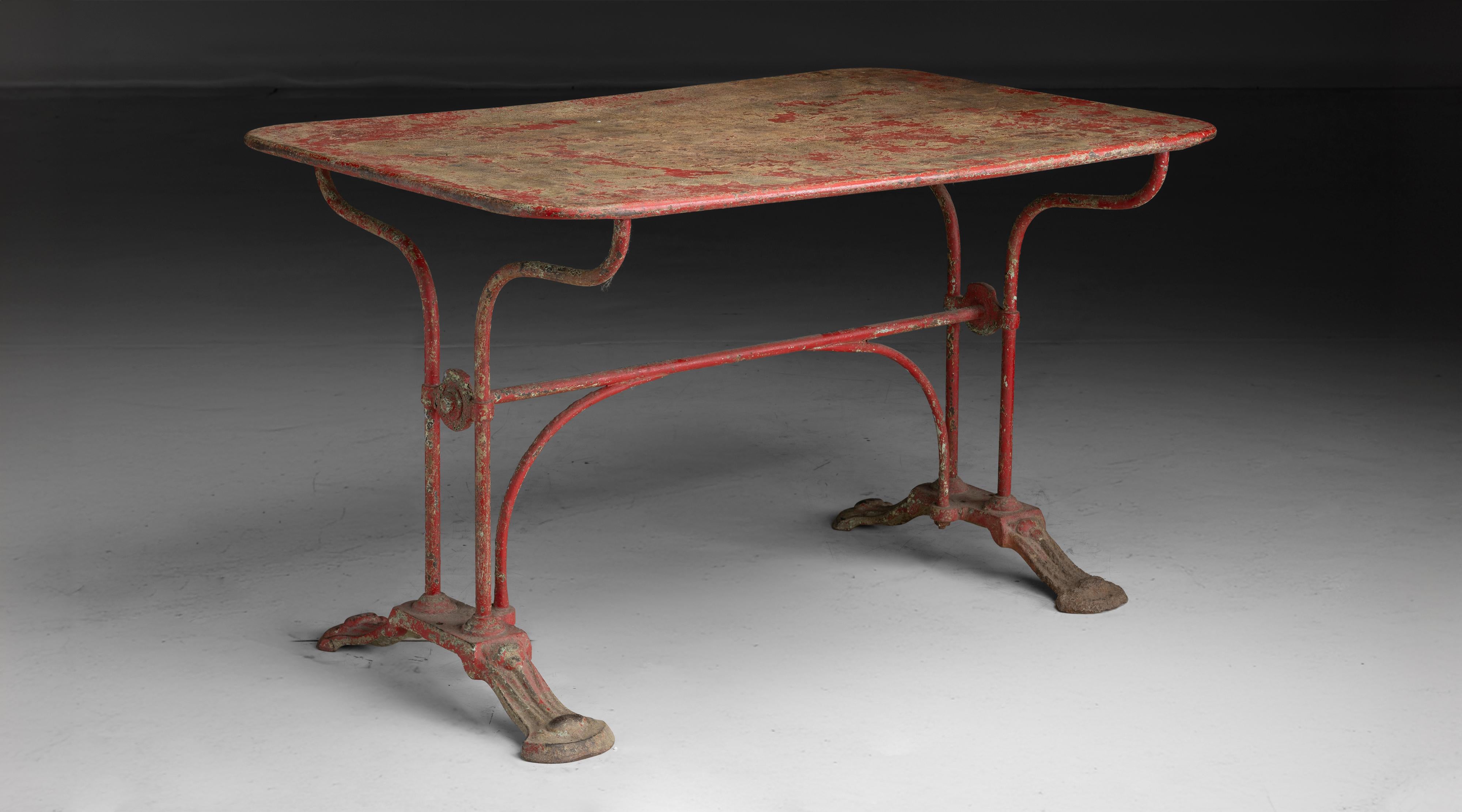Tavolo in ferro
Francia, 1890 circa
Tavolo da giardino con bella patina. vernice rossa originale.
47,5 