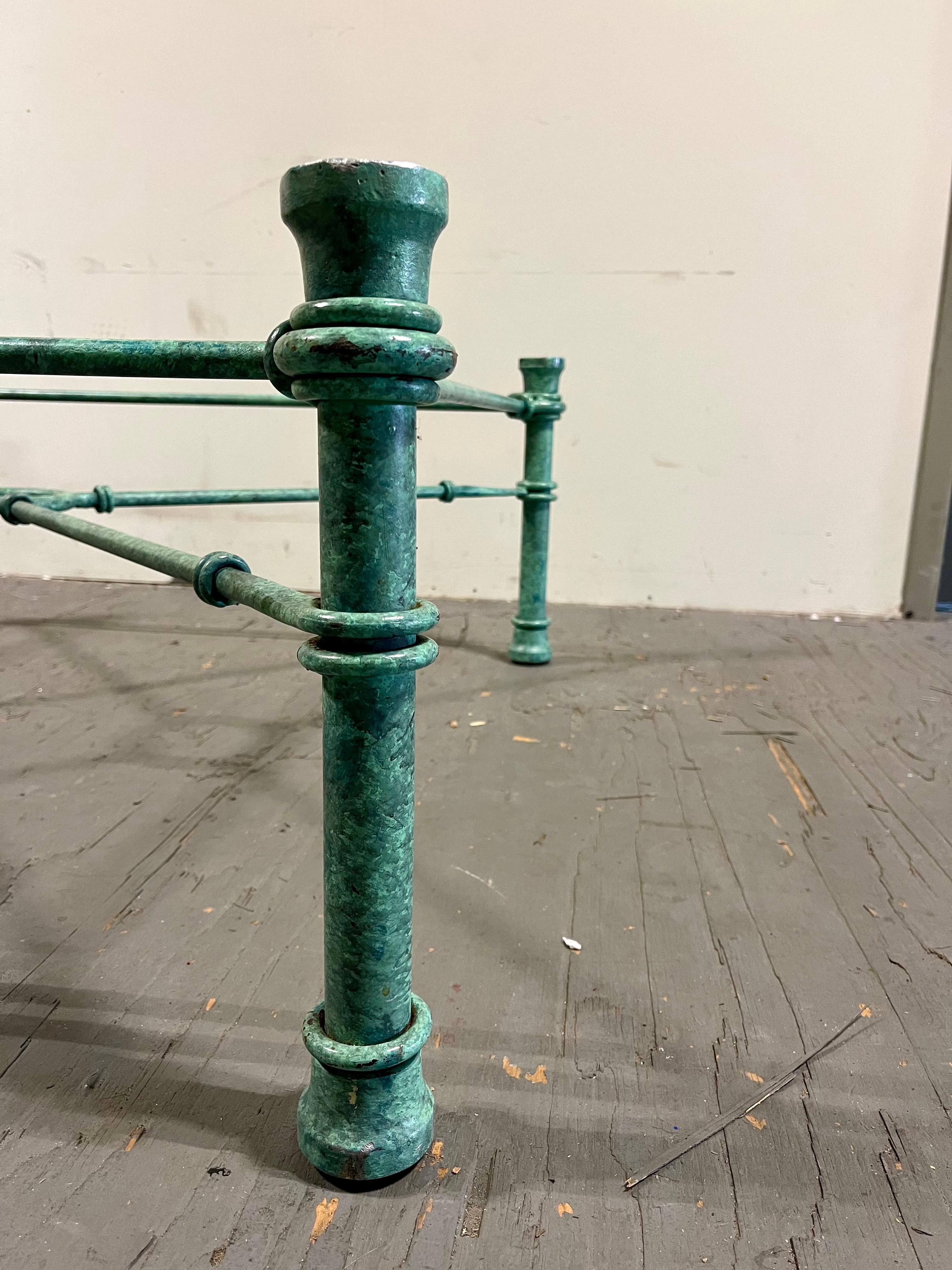 Inconnu Table basse en fer et verre à finition faux vert-de-gris d'après Giacometti en vente
