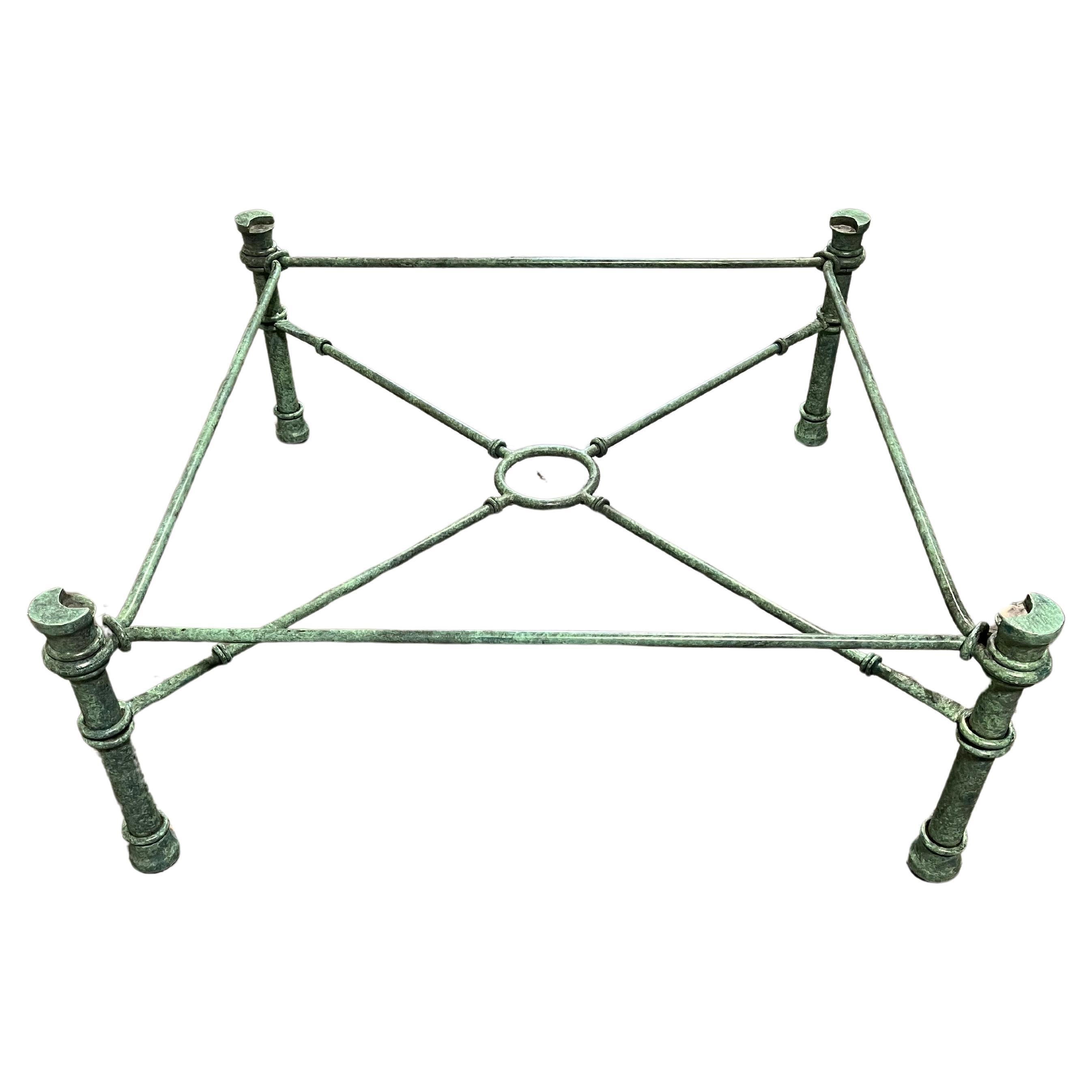 Table basse en fer et verre à finition faux vert-de-gris d'après Giacometti en vente