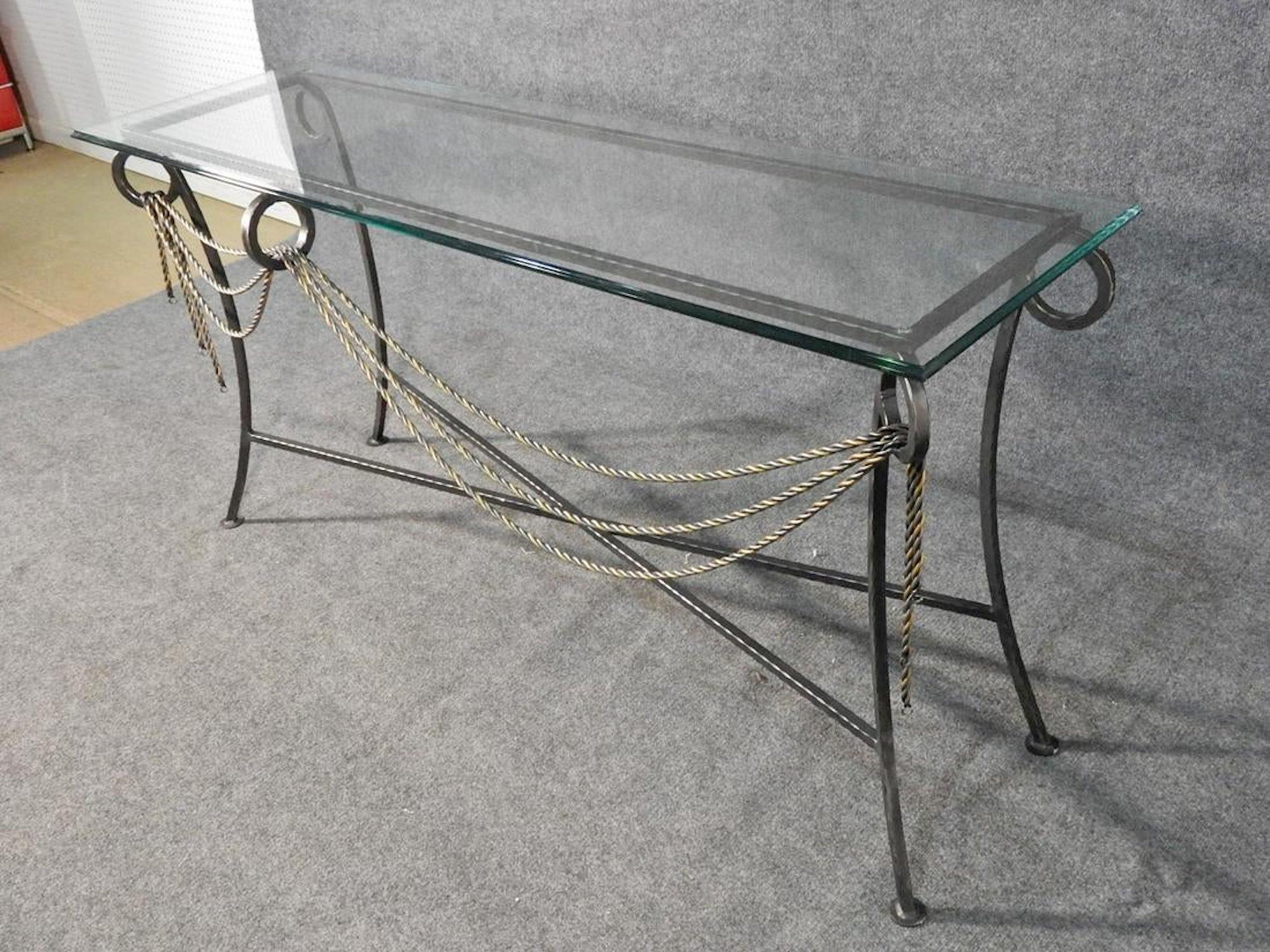 Magnifique table en fer forgé avec plateau en verre et accents en fer tordu.
(Veuillez confirmer l'emplacement de l'article - NY ou NJ - avec le concessionnaire).
 