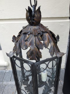 Fer & Lanterne à trois lumières en verre avec motif de cercle et de feuille d'acanthe:: vers 1900