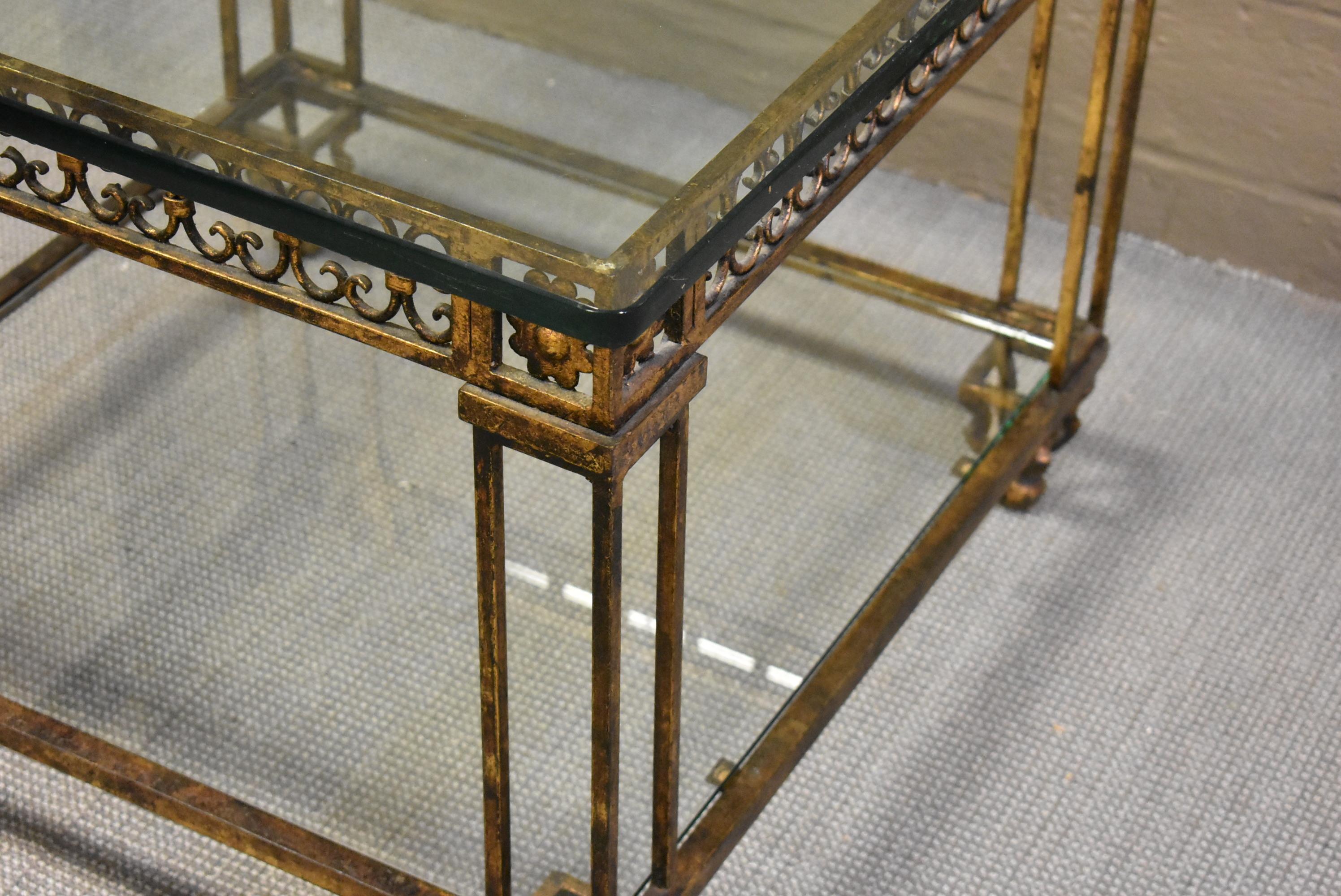 Neoklassischer Tisch aus Eisen und Glas mit antiker Goldplatte und unterer Ablagefläche (Unbekannt) im Angebot