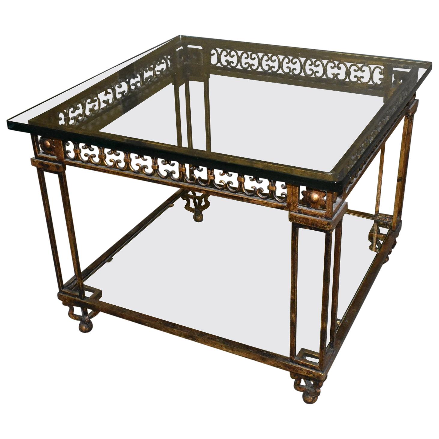 Neoklassischer Tisch aus Eisen und Glas mit antiker Goldplatte und unterer Ablagefläche im Angebot