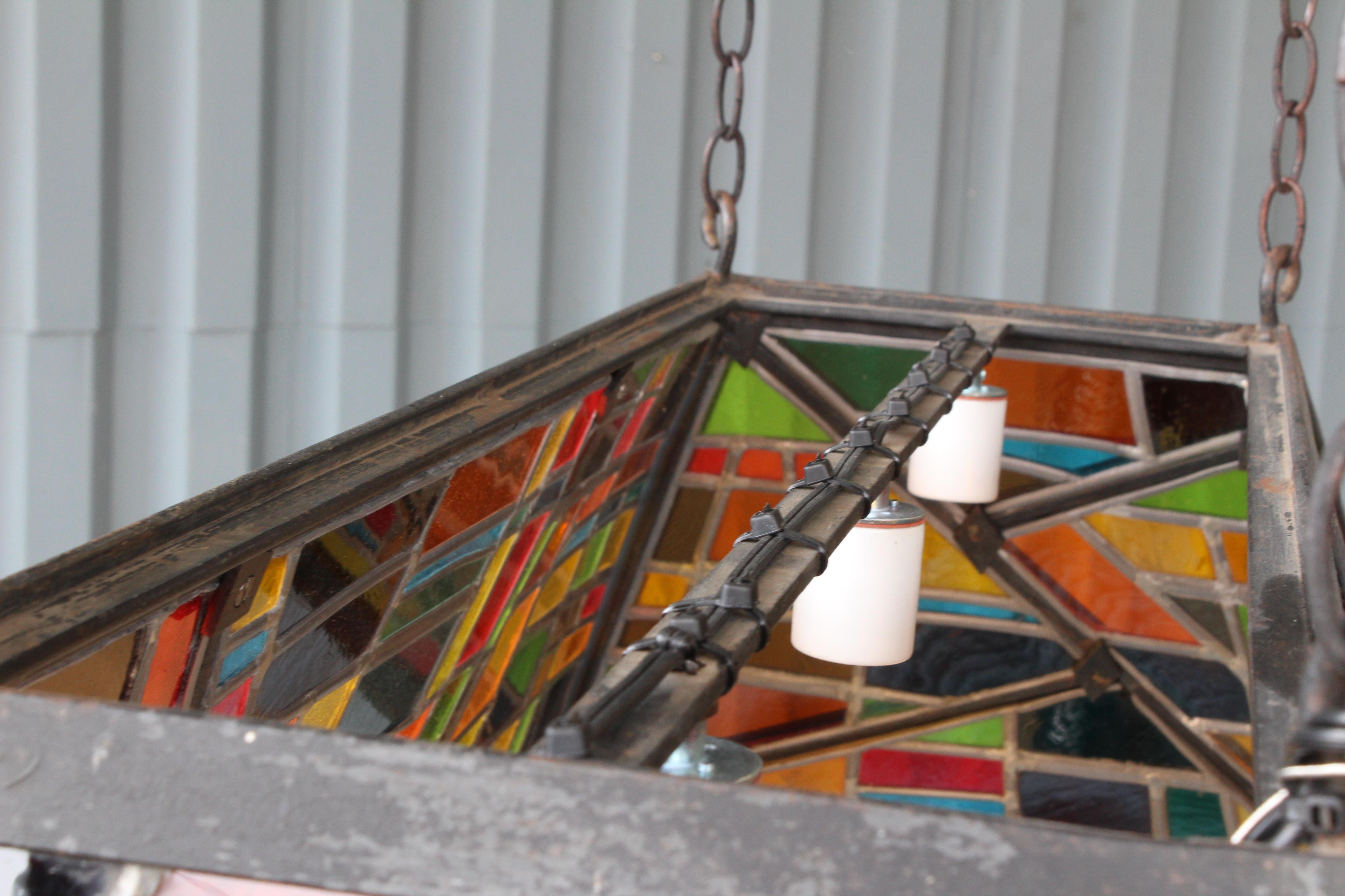 Lampe de billard suspendue en fer avec panneaux en verre teinté:: France:: années 1960 1