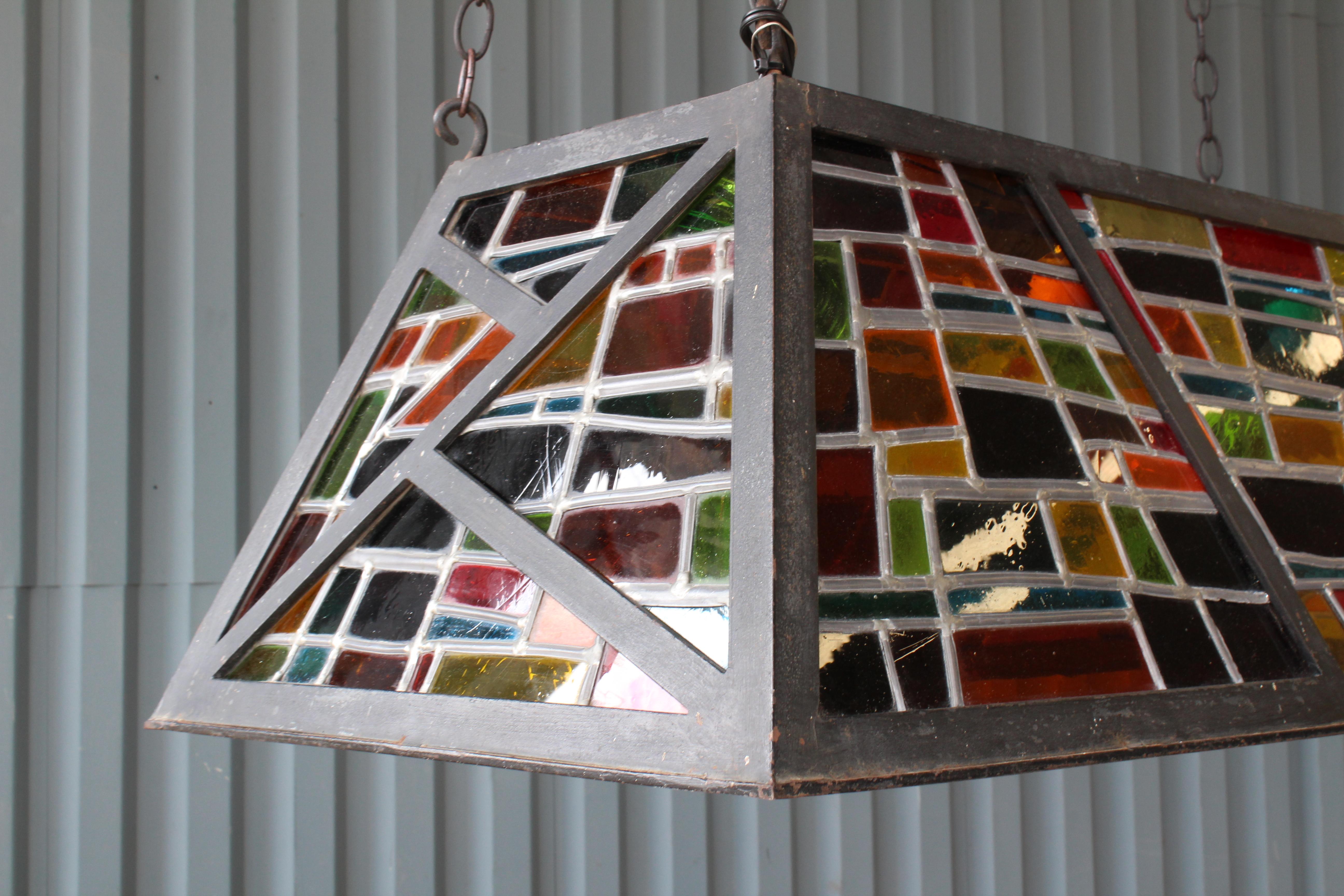 Lampe de billard suspendue en fer avec panneaux en verre teinté:: France:: années 1960 2